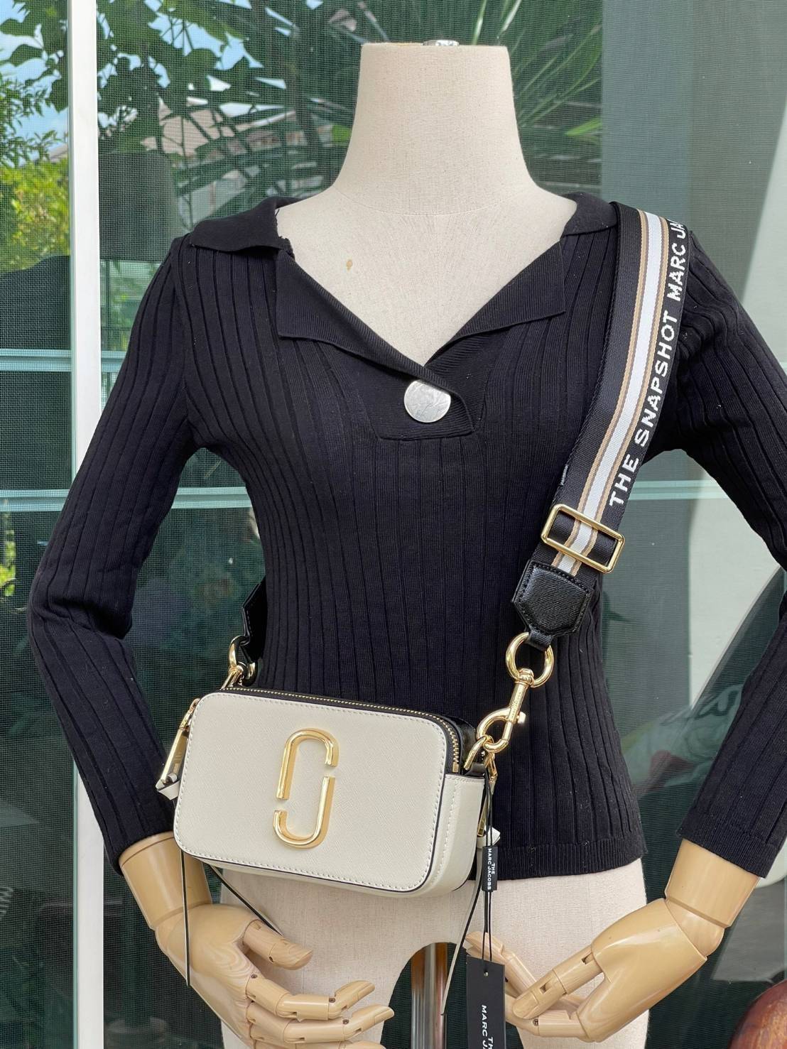 Marc Jacobs Snapshot Bag กระเป๋าแบรนด์ดังจากสัญชาติอเมริกัน นับได้ว่ารุ่นนี้เป็นรุ่นทรงฮิตเลยทีเดียว โดยด้านหน้ากระเป๋าจะเป็นโลโก้แบบโลหะที่เป็นสัญลักษณ์ของแบรนด์นี้ มาพร้อมสายสะพายที่จะสะพายยังไงก็ดูโดดเด่น เพราะขนาดใหญ่ที่สกรีนตัวอักษรโลโก้ ในรูปแบบต่าง