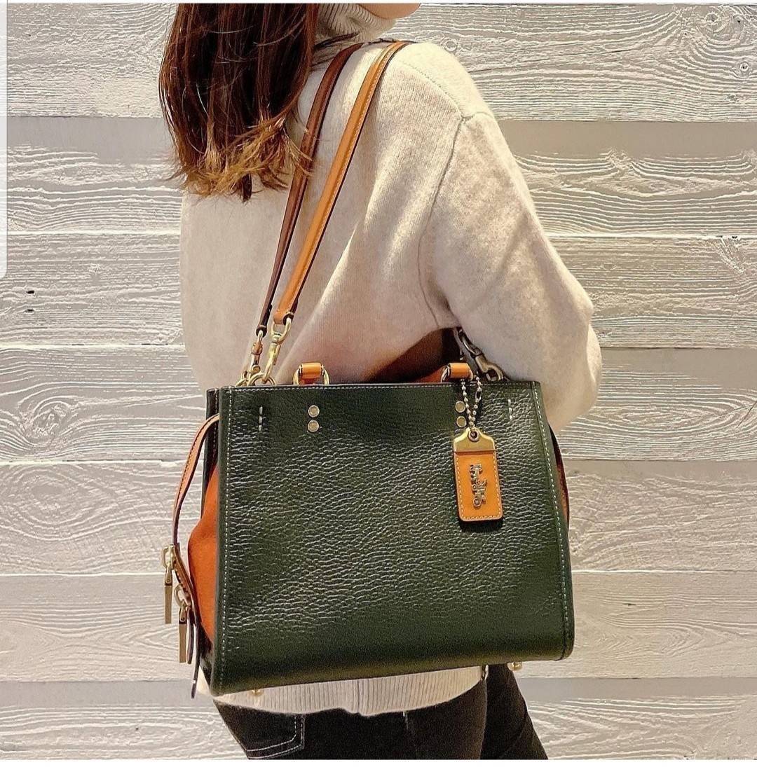 OUTLET 】COACH ROGUE 25 IN COLORBLOCK (C5575) ที่สุดแห่งความหรูหรา สุดคลาสสิค 🌺กระเป๋าหนังแท้คุณภาพเยี่ยม สัมผัสนิ่มละมุนจนต้องหลงรัก ด้านข้างเพิ่มความสวยเก๋ด้วยหนังกลับ อยู่ทรงสุดสวย น่าใช้ น่ามอง จนใครๆต้องเหลียวหลังตาม//ด้านในมี 2 ช่องกว้าง กับอ