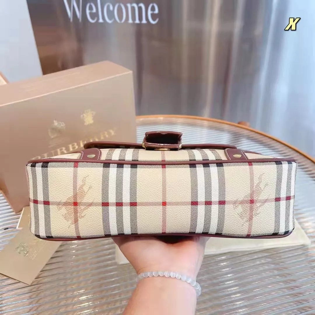 BURBERRY VINTAGE BAG / Burberry Shoulder Bag กระเป๋าสะพายไหล่ลายวินเทจ สวยคลาสสิก โทนสีใช้งานง่าย หลายโอกาศ วัสดุ PVC Canvas อย่างดี สวยอยู่ทรง ไอเท็มแนะนำ Must Have!