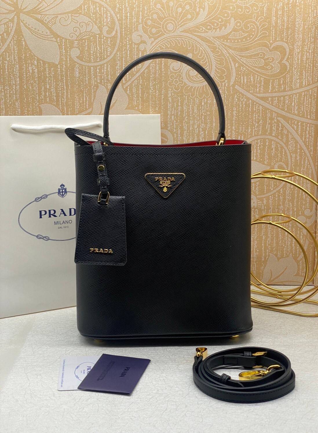 22cm Medium Prada Panier Saffiano Leather Bag / PRADA Saffiano Bucket Bag กระเป๋าสะพายทรง bucket ไซส์ใหญ่ ตอบโจทย์กับไลฟ์สไตล์คนรุ่นใหม่ที่ชอบพกพาของเยอะ ภายในโล่งกว้าง ใส่ของสำคัญได้เลย รีบจับจองกันน้า ราคาสุดคุ้มแบบนี้ ตำเลย!