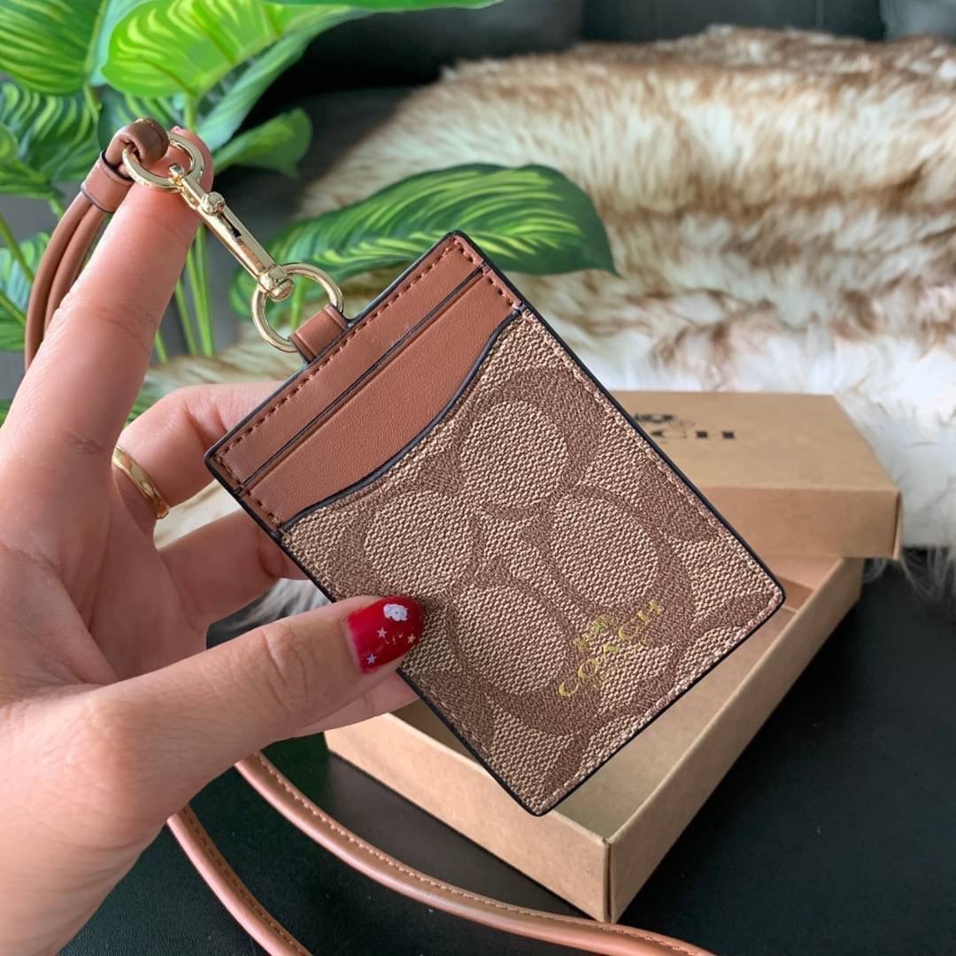 COACH F63274 ID LANYARD IN SIGNATURE COATED CANVAS กระเป๋าใส่บัตรคล้องคอ ลาย C ทั้งใบ ด้านหน้าตกแต่งชื่อแบรนด์ สวยมากกก ใส่บัตรพนักงาน และบัตรต่างๆ มาพร้อมสายคล้องคอ สายถอดออกได้ ตัวกระเป๋ามี 3 ช่องค่ะ