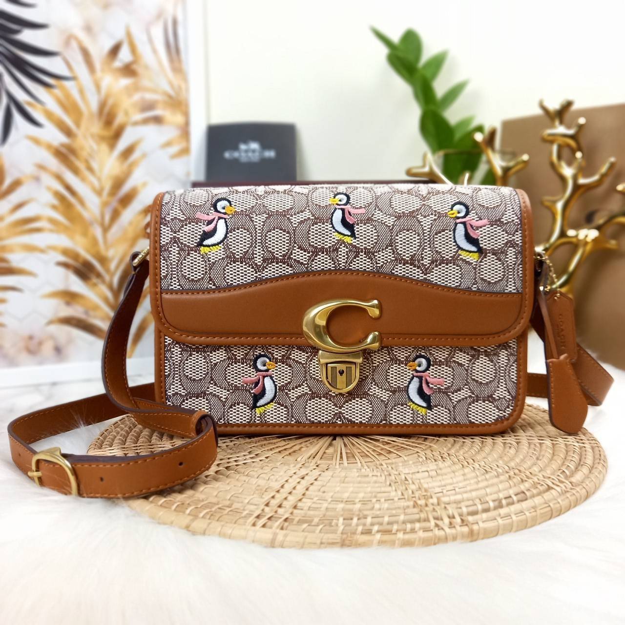 COACH STUDIO SHOULDER BAG IN SIGNATURE JACQUARD WITH PENGUIN MOTIF (C7935) กระเป๋าสะพาย ดีไซน์เฉียบ! สุดคลาสสิค ที่เป็นเอกลักษณ์เฉพาะตัว//วัสดุ JACQUARD พิมพ์ลาย SIGNATURE ผสมหนังแท้ รูปทรงสวย ดีเทลเรียบหรู เพิ่มดีไซน์โดดเด่น ด้วยการปักเย็บ รูปเพนกวินสุดน