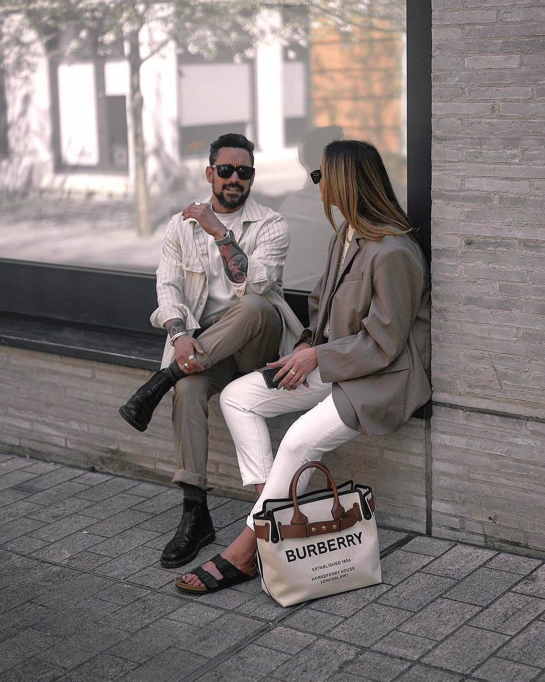 BURBERRY FRAGRANCES TOTE BAG อีกหนึ่งไอเท็มหายาก วัสดุ Canvas & Leather Calfskin ดีไซน์สวยมีเอกลักษณ์คาดด้วยสายหนังประดับกระดุมทองด้านหน้า หูจับหนังแท้จับถนัดมือ สายสะพายยาวหนังแท้ถอดได้ปรับระดับได้อะไหล่แบรนด์ ภายในโล่งกว้างมีช่องใส่ของใส่เอกสารA4 กระเป๋