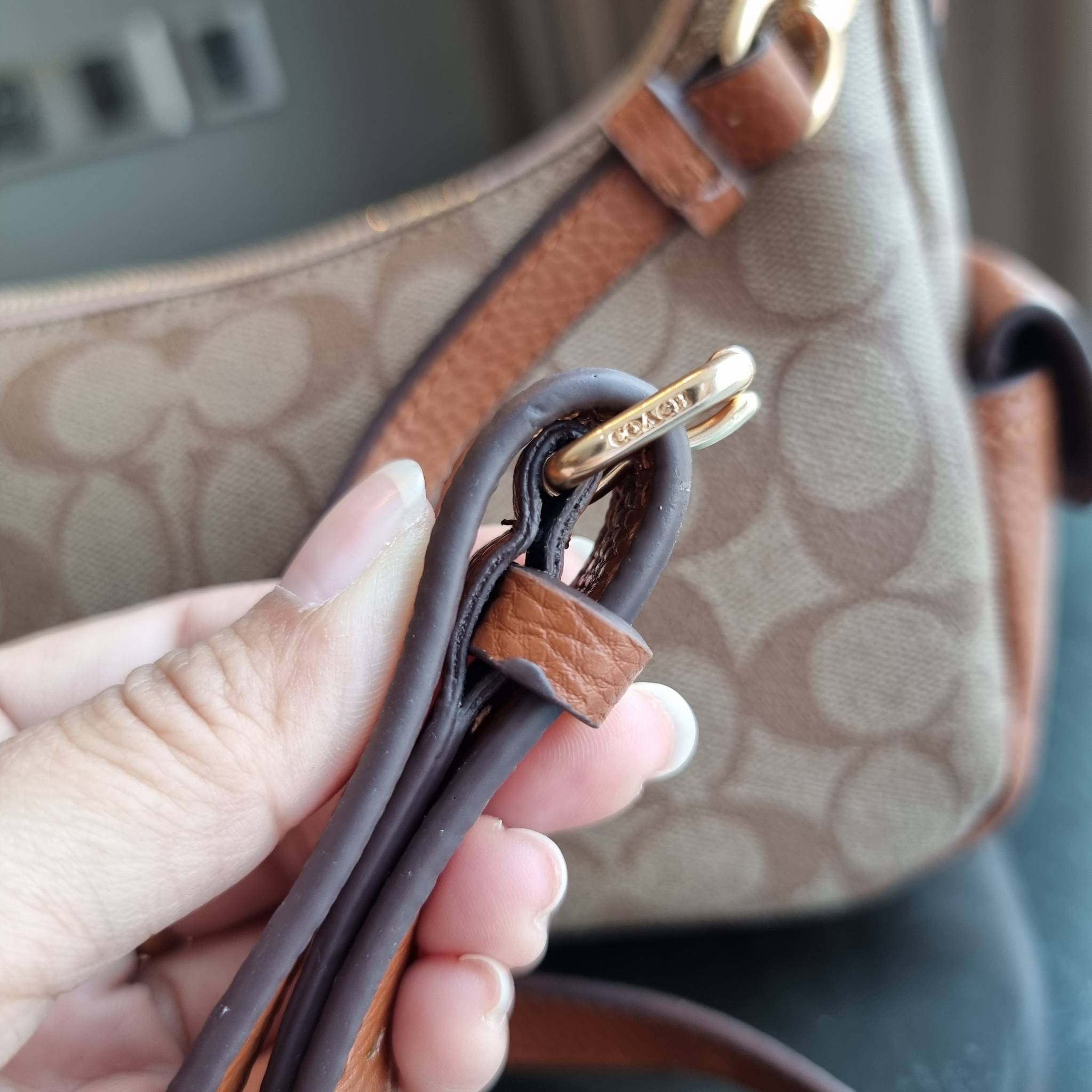 COACH C7223 PENNY SHOULDER BAG 25 IN SIGNATURE CANVAS คอลเลคชั่นเพนนีสุดคิ้วท์ ในรูปแบบของกระเป๋าสะพายไหล่กึ่งทรงพอช พร้อมเสิร์ฟความสวยถึงบ้านไปเลย!! ด้วยดีไซน์คลาสสิคย้อนยุค ที่แอบแฝงความเรียบหรู มาพร้อมสายสะพาย 2 เส้น เป็นสายคล้องมือและสายสะพายครอสบอดี้
