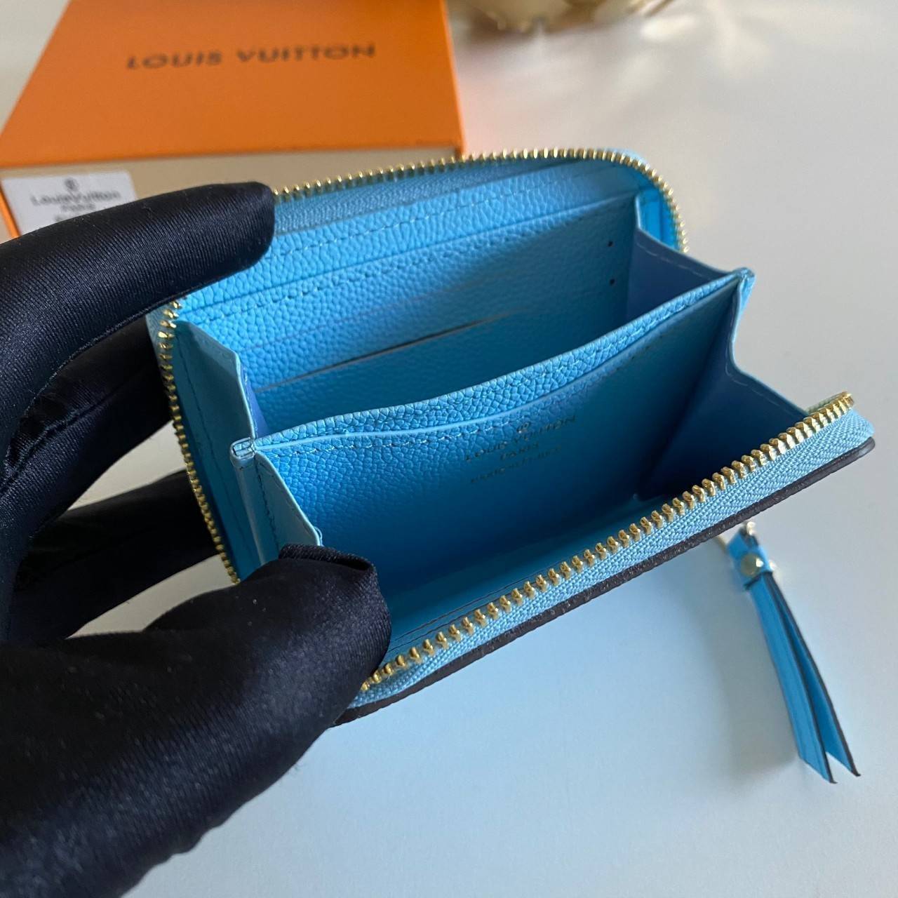 พรีเมี่ยมกิ๊ฟแท้ 100% 】Louis Vuitton wallet zippy หนังแท้ กระเป๋าซิปใบสั้น ใบเล็กน่ารัก พกพาสะดวก ด้านในมีช่องใส่บัตร ใส่แบงค์ มีช่องซิปใสเหรียญ น่ารักสุดๆ