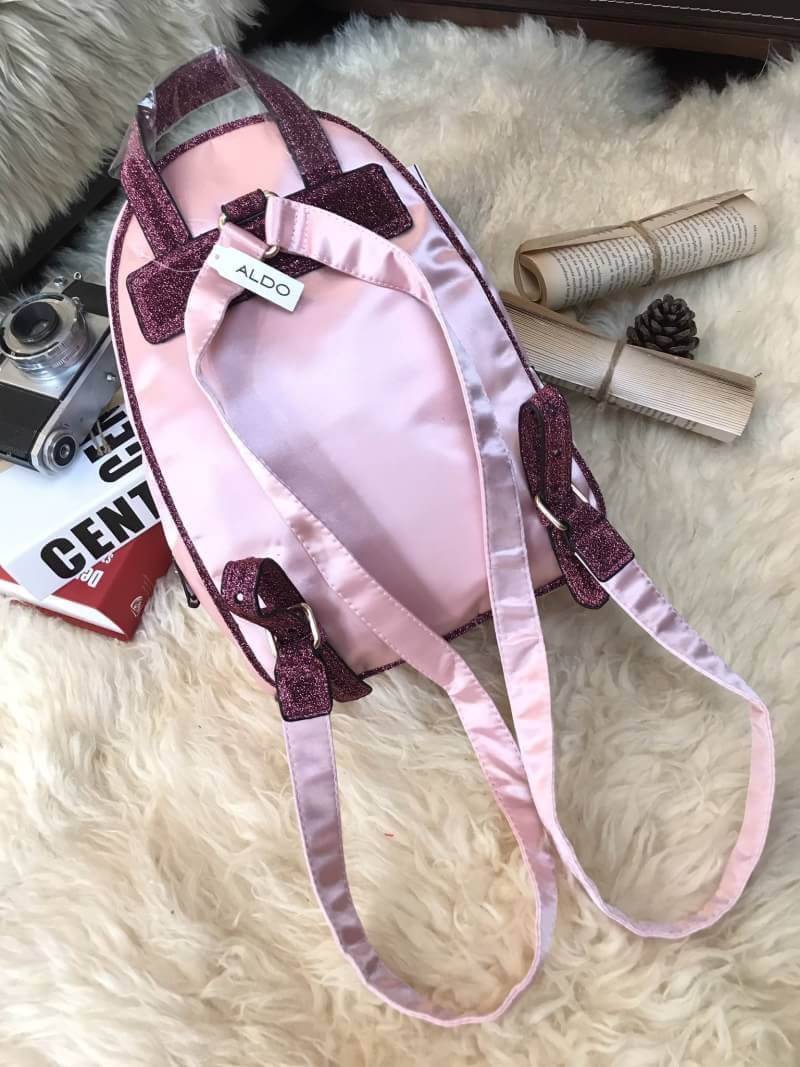 ALDO Grawn Satin Backpack with Tiger&Rose Patches กระเป๋าเป้สะพายหลังจาก ALDO แบรนด์ดังแคนนาดา ดีไซน์สุดชิคปักลายเสือและดอกไม้สวยทั้ง2สี ด้านหน้ามี 1 ช่องซิป เปิดปิดด้วยซิปคู่สะดวกใช้ ภายในมีโลโก้ ช่องซิปและช่องใส่ของ จุได้เยอะ ใส่ ipad ได้ น้ำหนักเบา หูจ