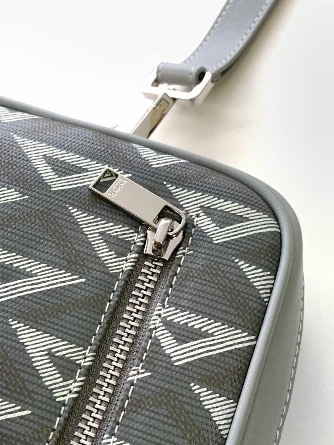 DIOR TOILETRY BAG Oblique Jacquard / Dior Toiletry Handbag พร้อมส่ง กระเป๋าถือมีสายคล้องมือ สวยหรูหราเป็นเอกลักษณ์แบรนด์ **สินค้าเกรดท็อปออริจินอล 1:1 สลับแท้ เกรดดีสุด ใช้งานต่างประเทศได้
