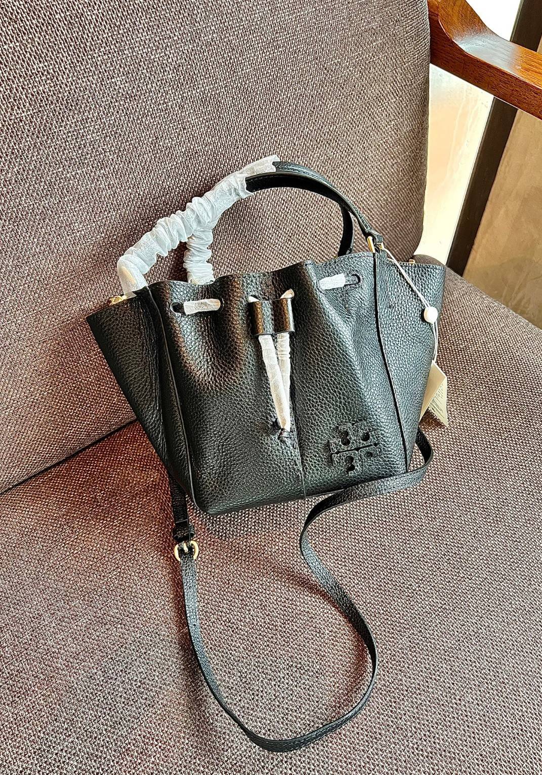 TORY BURCH MCGRAW DRAGONFLY MINI SATCHEL ((90474)) พร้อมส่งที่ไทย แนะนำต้องมีติดตัว สวยมากๆ! กระเป๋าหิ้วหรือสะพายข้างได้ หนังแกะนิ่มสวย อย่างดีเลยค่ะ ดีเทลด้านหน้าแบบหูรูด ปากกระเป๋าเปิดปิดแบบกระดุมแปลก ภายในโล่งกว้าง ใส่ของได้ครบครันหายห่วงค่ะ; มีช่องให้