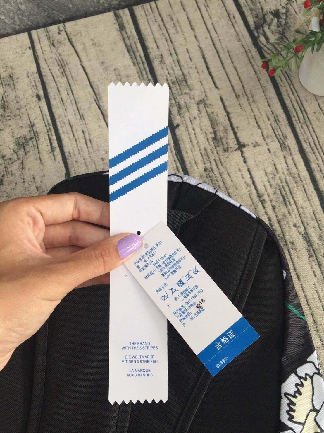 ADIDAS WOMEN ORIGINALS CROCHITA CLASSIC BACKPACK กระเป๋าเป้ แบบใหม่ล่าสุด พิมพ์ลายคลาสสิค ใช้เป็นกระเป๋านักเรียน หรือเป้กีฬาได้ ช่องใส่ของใหญ่แยกช่องสำหรับใส่หนังสือ และมีช่องหน้าใส่ของจุกจิก รูปแบบสวยทันสมัย ใช้ได้ทั้งชาย-หญิง วัสดุคุณภาพดี กันน้ำได้