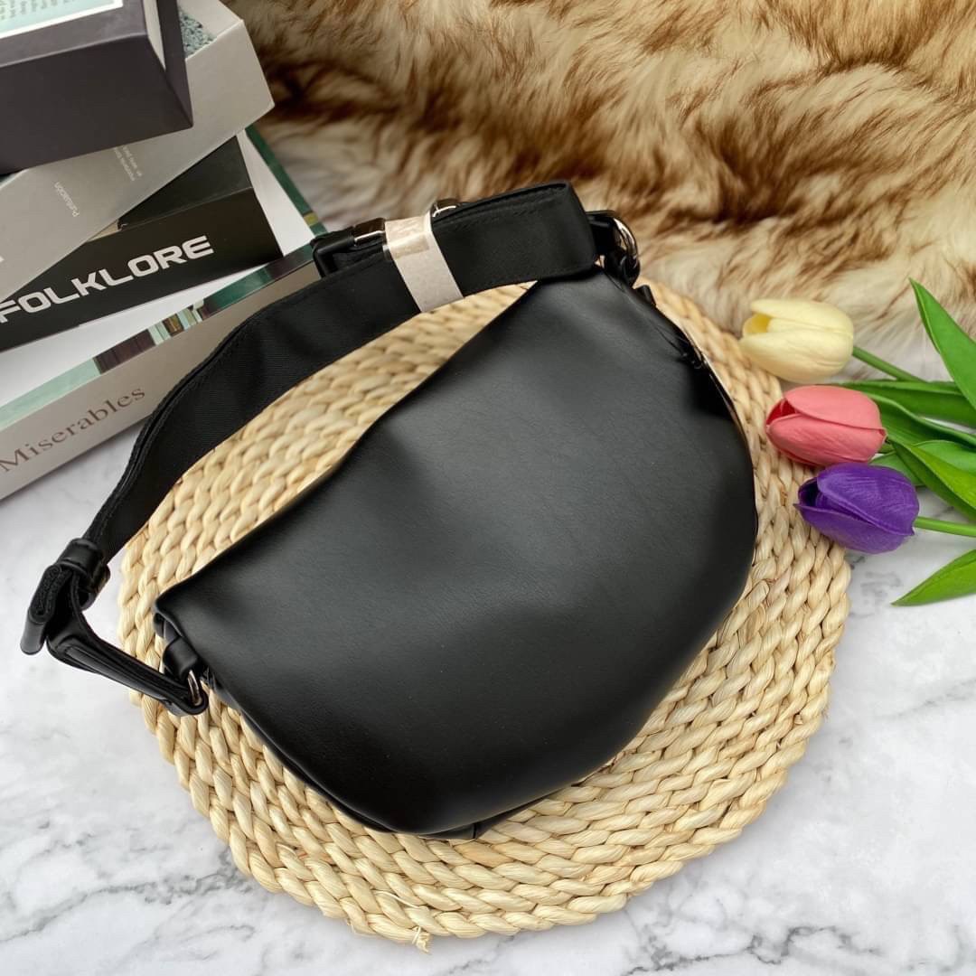 Guess คาดอก คาดเอว คอลเลคชั่นใหม่ชนช็อป สีดำด้านหน้าเป็นโลโก้นูน / สีขาวเป็นโลโก้สกรีน สวยงามทั้ง 2 แบบ 2 สไตล์