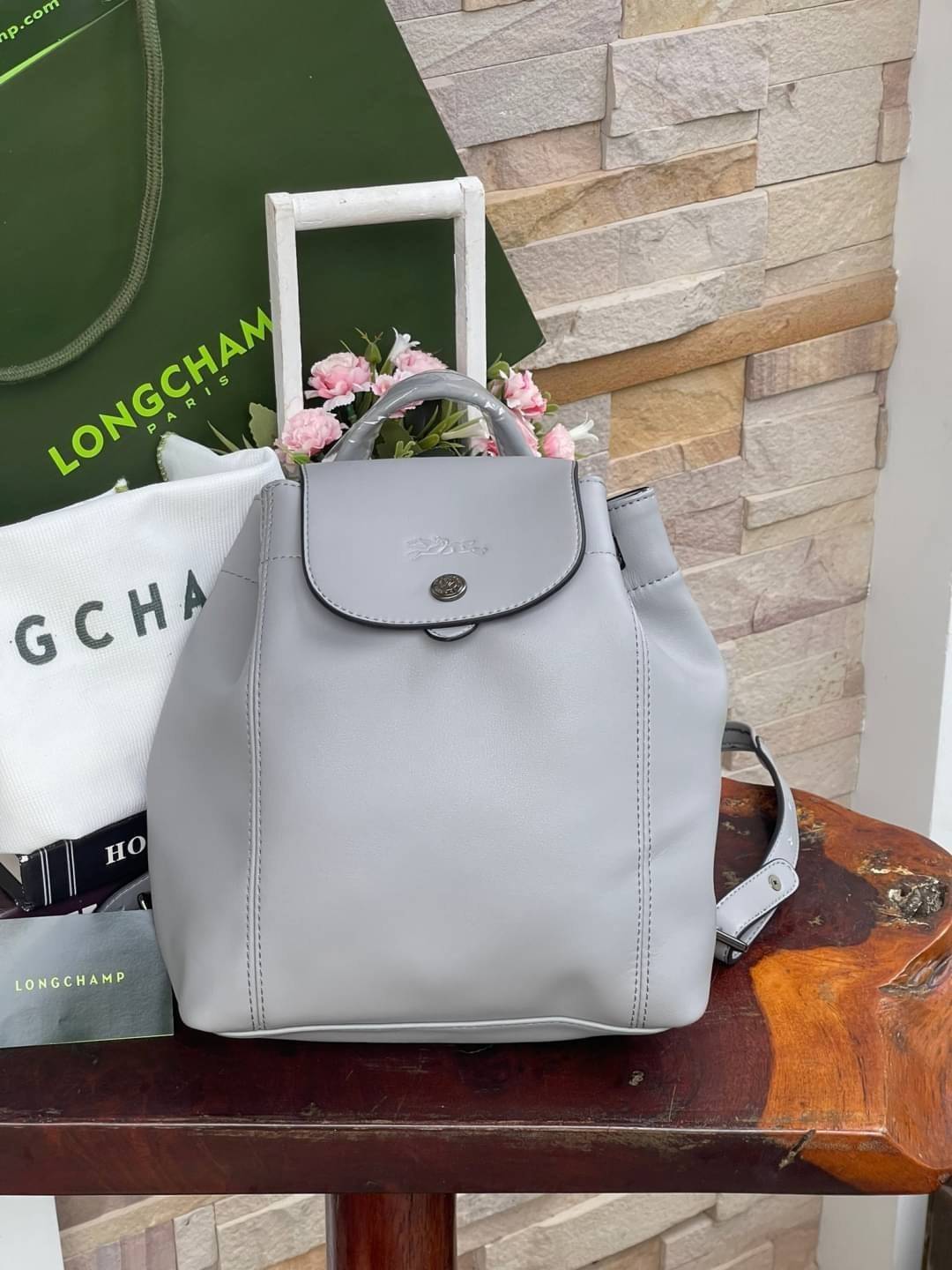 Longchamp Le Pliage Cuir Xs Leather Backpack แบรนด์ติดเทรนด์ตลอดไม่เคยเปลี่ยนกับ ทรง Le Pliage Cuir หนึ่งในตระกูลกระเป๋าสุดไอคอนิกจากแบรนด์ เมื่อรุ่น Le Pliage Cuir ในรูปแบบของหนังแกะ Metis ได้ถือกำเนิดขึ้นในปี 2012 เป้ที่มีการจัดการปรับดีไซน์ให้มีขนาดกำล