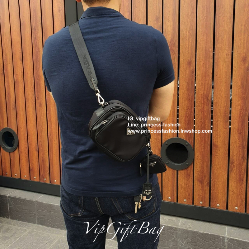 PRADA ใบเดียวคุ้มมากค่ะ อุปกรณ์ ครบชุด **ซื้อ1ได้ถึง2ไอเท็ม ทั้งสายยาว และกระเป๋าใส่เหรียญ และป้ายแท็คหนัง อย่างดี **อะไหล่ปั้มแบรนด์ วัสดุทำจากผ้า Nylon อย่างดี กันน้ำได้ อยู่ทรงสวย ด้านหน้ามีช่องซิปแยก ช่องใหญ่สามารถใส่กระเป๋าตังค์ใบสั้นได้ เปิดปิดด้วยซ