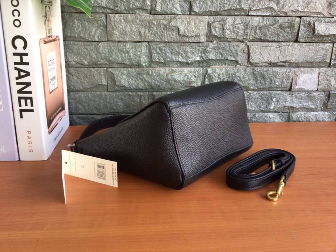 คอลเลคชั่นขายดี มากี่รอบๆ ก็หมดไวทุกรอบ!! TORY BURCH MCGRAW MINI BUCKET BAG กระเป๋าสะพาย และ ถือ คล้องแขน ทรงถัง สะพายได้ 2 ทรง ผลิตจากหนังแท้ หนังลูกวัว หนังนุ่ม หนังหอม น้ำหนักเบามากกก!! หนังลื่น นิ่มสวยมากๆ!! ด้านหน้าประดับโลโก้แบรนด์ ภายในโล่งกว้าง มี