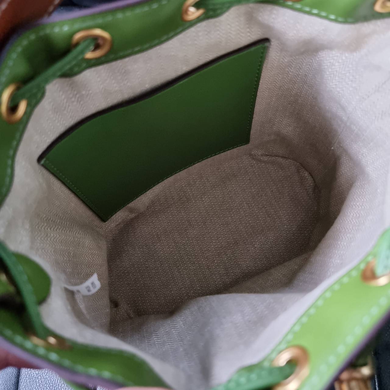 TORY BURCH T MONOGRAM STRAW BUCKET BAG NATURAL/SHISO 🌿สวยงามสะดุดตามากๆค่ะ จัดหนักกันไปเลยจ้า กับรุ่นที่สาวๆรอคอย พร้อมเสิร์ฟความสวยให้ถึงบ้านแล้วน้า กระเป๋าบัคเก็ตทรงยอดนิยม ดีไซน์ใหม่ล่าสุด ยูนีคไม่เหมือนใคร ลายสานเต็มใบพร้อมปักโลโก้เอกลักษณ์สีเ