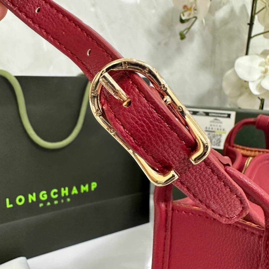 LONGCHAMP LE FOULONNÉ CROSSBODY BAG กระเป๋าสะพายที่เรียบง่ายและดูดี การออกแบบที่คล่องตัวของรุ่นนี้เหมาะอย่างยิ่งสำหรับผู้หญิงที่มีบุคลิกที่ต้องการกระเป๋าสไตล์แบบเรียบง่าย