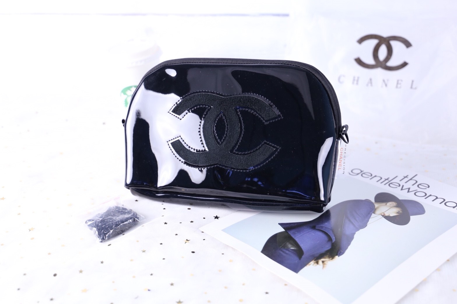 Chanel beauty VIP gift bag CC Patent 2017 With original box ภูมิใจนำเสนอมากค่ะรุ่นนี้ หรูหราไฮโซ ขนาดกำลังดีกำลังน่ารัก วัสดุหนังแก้วมันสวยหรู ด้านหน้า ตกแต่งโลโก้แบรนด์บนเฟอร์สีดำ สายโซ่ยาวสีดำสุดหรู สายถอดเก็บได้ ด้านในบุผ้ามันสีแดง ปั้มแบรนด์ จุของได้เ