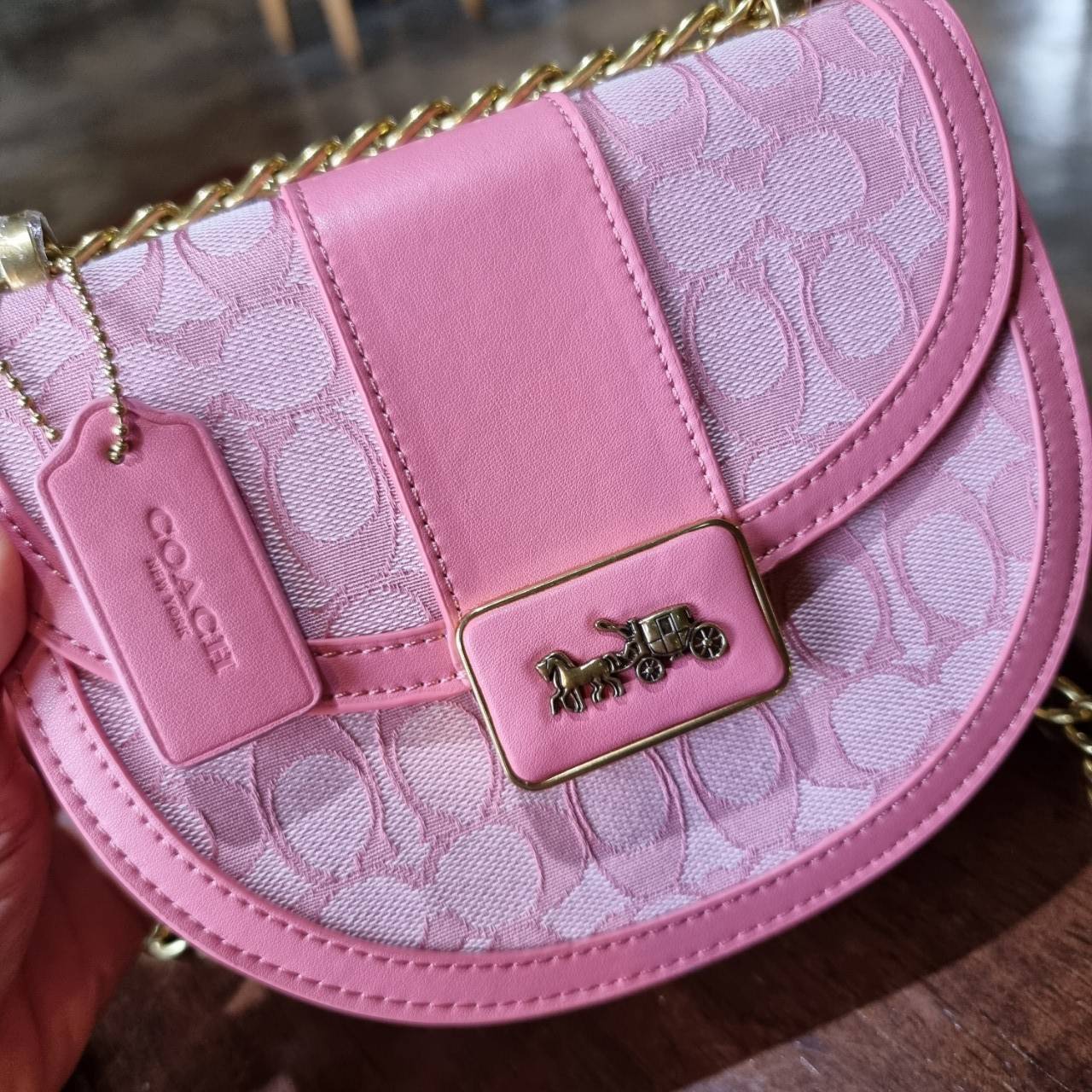 COACH ALIE SADDLE BAG JACQUARD IN SIGNATURE ((C4694//C3464)) พร้อมส่งที่ไทย รุ่นใหม่ล่าสุดค่ะ! กระเป๋าสะพายข้าง//ครอสบอดี้ร์//หรือทบสายคู่สะพายไหล่ได้ค่ะ วัสดุJacquard+หนังแท้ ได้สวยงามลงตัวมากๆ เปิดปิดกระเป๋าแบบกดล็อค มีอะไหล่โลโก้แบรนด์โดดเด่นปนคลาสสิค