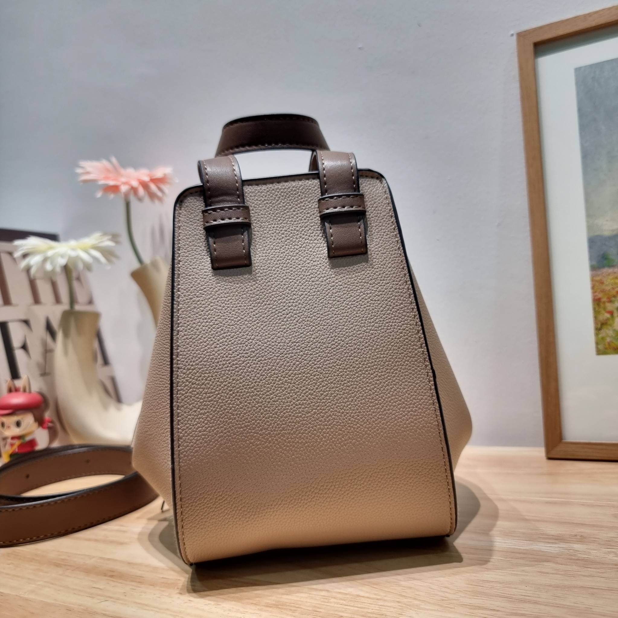 LOEWE SMALL HAMMOCK IN SAND GRAINED LEATHER คอลสุดฮิต ไอเท็มยอดนิยม ที่ใครๆก็ใช้กัน!! กระเป๋าสะพายดีไซน์สุดแซ่บ ที่สามารถปรับเปลี่ยนรูปทรงได้หลากหลาย