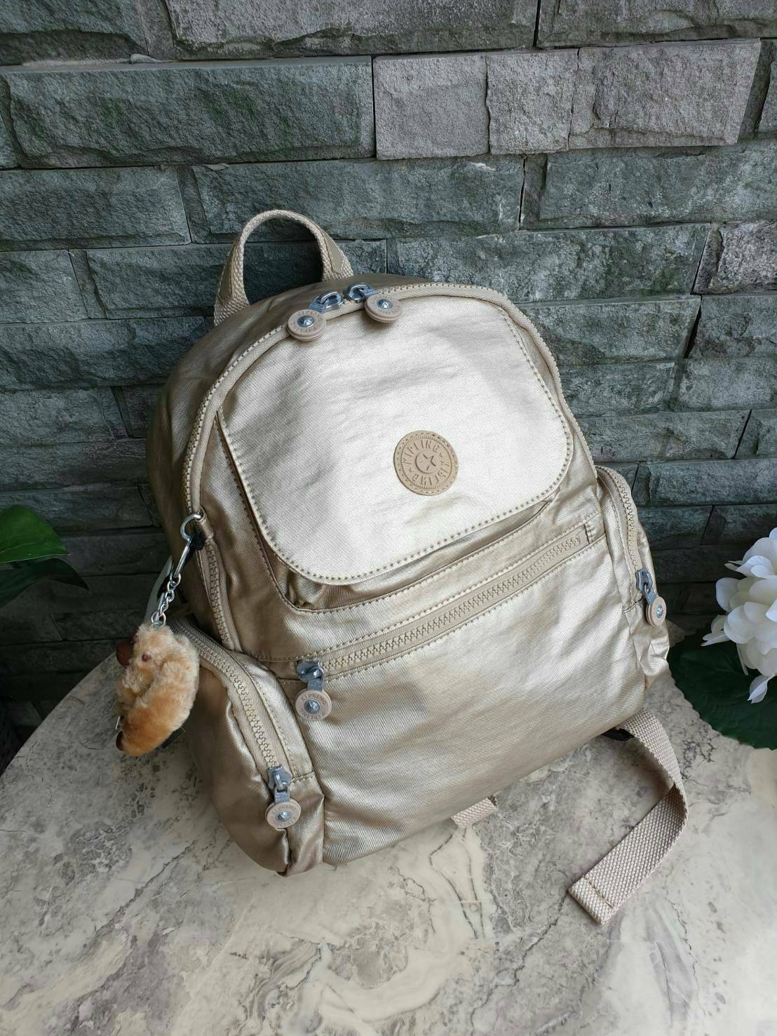 Kipling Matta Small Metallic Backpack รุ่น KI1490 คอลเลคชั่นใหม่ชนช้อป!!กระเป๋าเป้ขนาดกำลังดี วัสดุไนล่อนเคลือบกันน้ำ มีน้ำหนักเบา มีช่องเก็บของหลายช่อง แบ่งเป็นช่องด้านหน้า 2 ช่องและด้านข้างอีก 2 ช่อง ช่องใหญ่ปิดเปิดด้วยซิปคู่ภายในมีช่องซิป ช่องใส่ของจุก