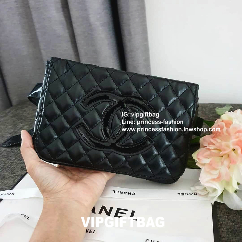 พรีเมี่ยมกิ๊ฟแท้ 100% 🎈กระเป๋า Chanel Quilted Belt Bag (โลโก้ดำ) กระเป๋า Chanel รุ่นนี้สามารถคาดอกหรือคาดเอวได้หมดค่า เปิดปิดด้วยฝาปิดกระดุมแม่เหล็ก ภายในโล่ง ซับในลายเเบรนด์ สามารถใส่ Iphone เครื่องสำอางค์ กระเป๋าสตางค์ ใส่ได้ค่ะ