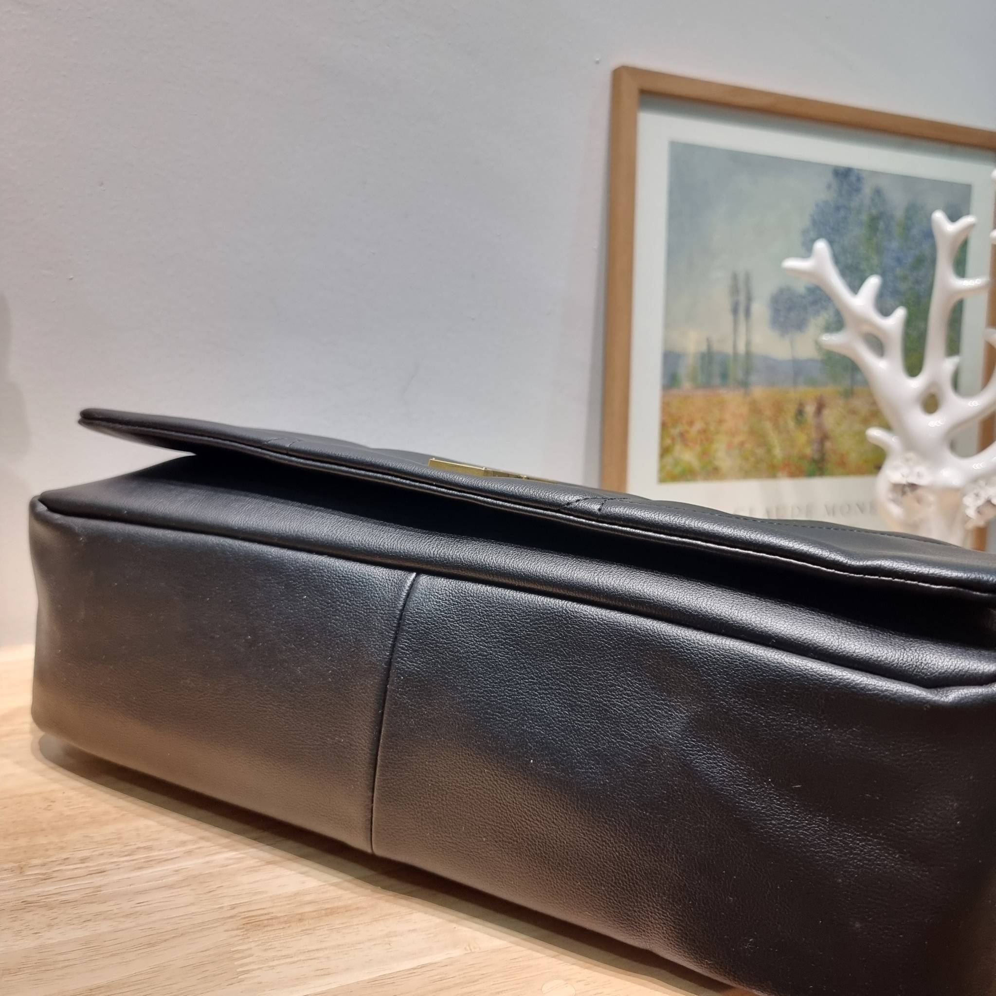 YSL jamie 4.3 in lambskin กระเป๋าสะพายใบใหญ่ เรียบหรู ดูปัง ดูแพง สีดำคลาสสิคตัดกับอะไหล่สีทองได้อย่างลงตัว ครบเครื่องตัวมัม! ดีไซน์ใหม่ 2023 สัมผัสผิวกระเป๋าดูดีมากๆ