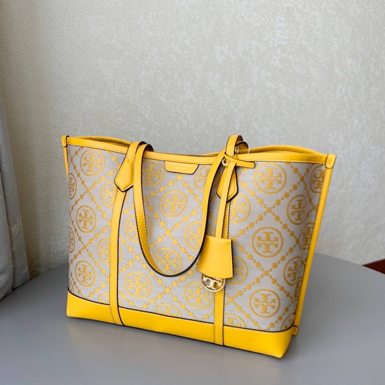 ของแท้ 💯% TORY BURCH PERRY T MONOGRAM TRIPLE-COMPARTMENT TOTE กระเป๋าสะพายทรง SHOPPING BAG ผ้าแคสวาสมปักลายสัญลักษณ์แบรนด์ สวยหรูอยู่ทรง ด้านหน้าปักโลฟดก้ลงบนหนังแท้ ภายในมีข่องใหญ่3ช่อง เป็นช่องซิปและช่องข้างขนาบ2ช่อง กว้างและจุของได้เยอะมาก