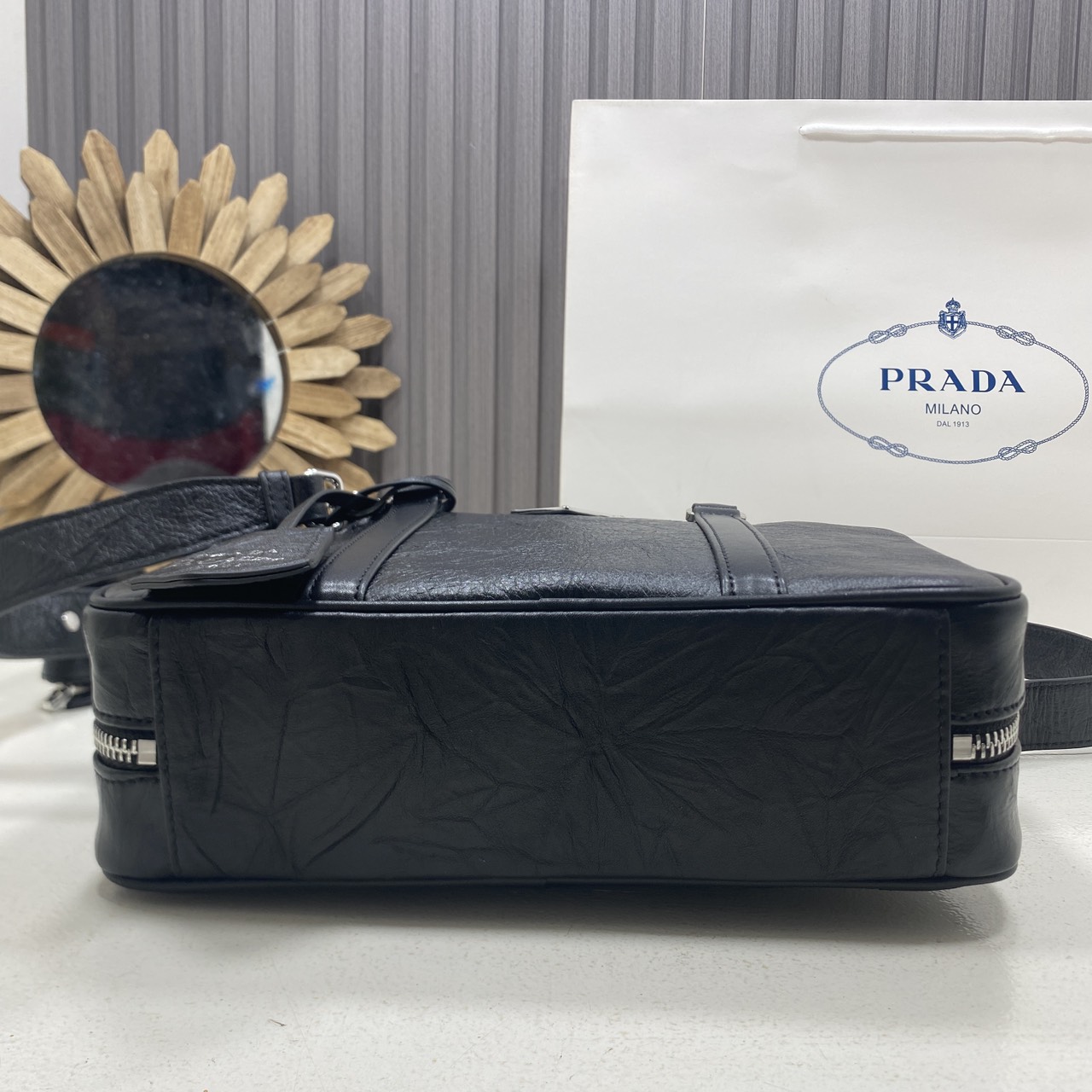 ORI หนังแท้ | Prada Small Top-handle Bag in Antique Nappa กระเป๋าสะพายพร้อมหูจับ งานหนังยับดีไซน์เอฟเฟกต์เท็กซ์เจอร์ที่มีเสน่ห์สไตล์วินเทจ พร้อมทริกห้อยเพิ่มสไตล์สัมผัสที่โดดเด่นและร่วมสมัยยิ่งขึ้น