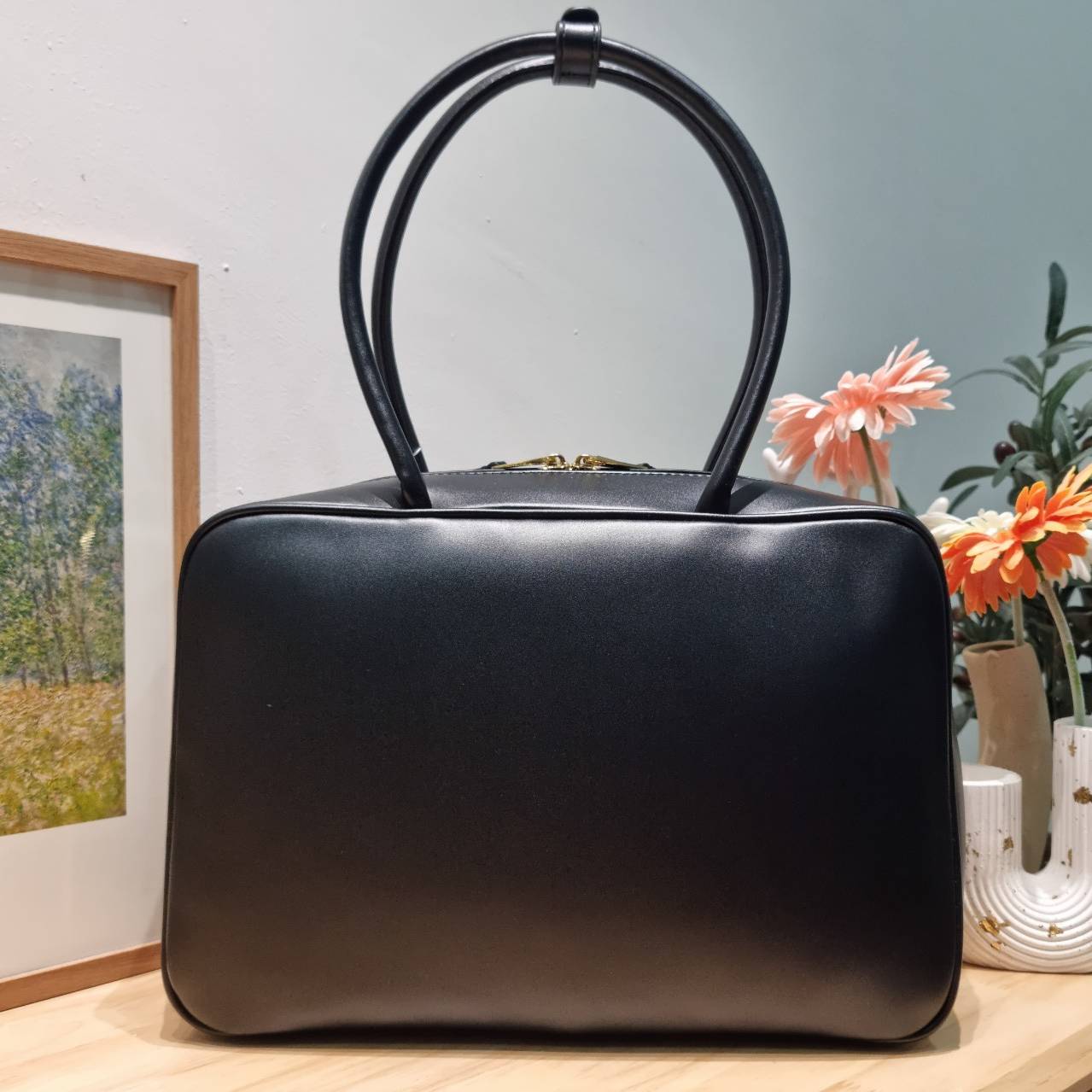 MIU MIU LEATHER BEAU BAG กระเป๋าถือรุ่นสุดจึ้ง ที่ไม่มีตอนนี้คือพลาด ดีไซน์เรียบแต่มากมีอยู่จริง สวยดูแพง หูจับในตัวง่ายและสะดวกพกพา เพียงแค่คล้องไหล่ ขนาดใหญ่จุของได้แบบสบายๆ