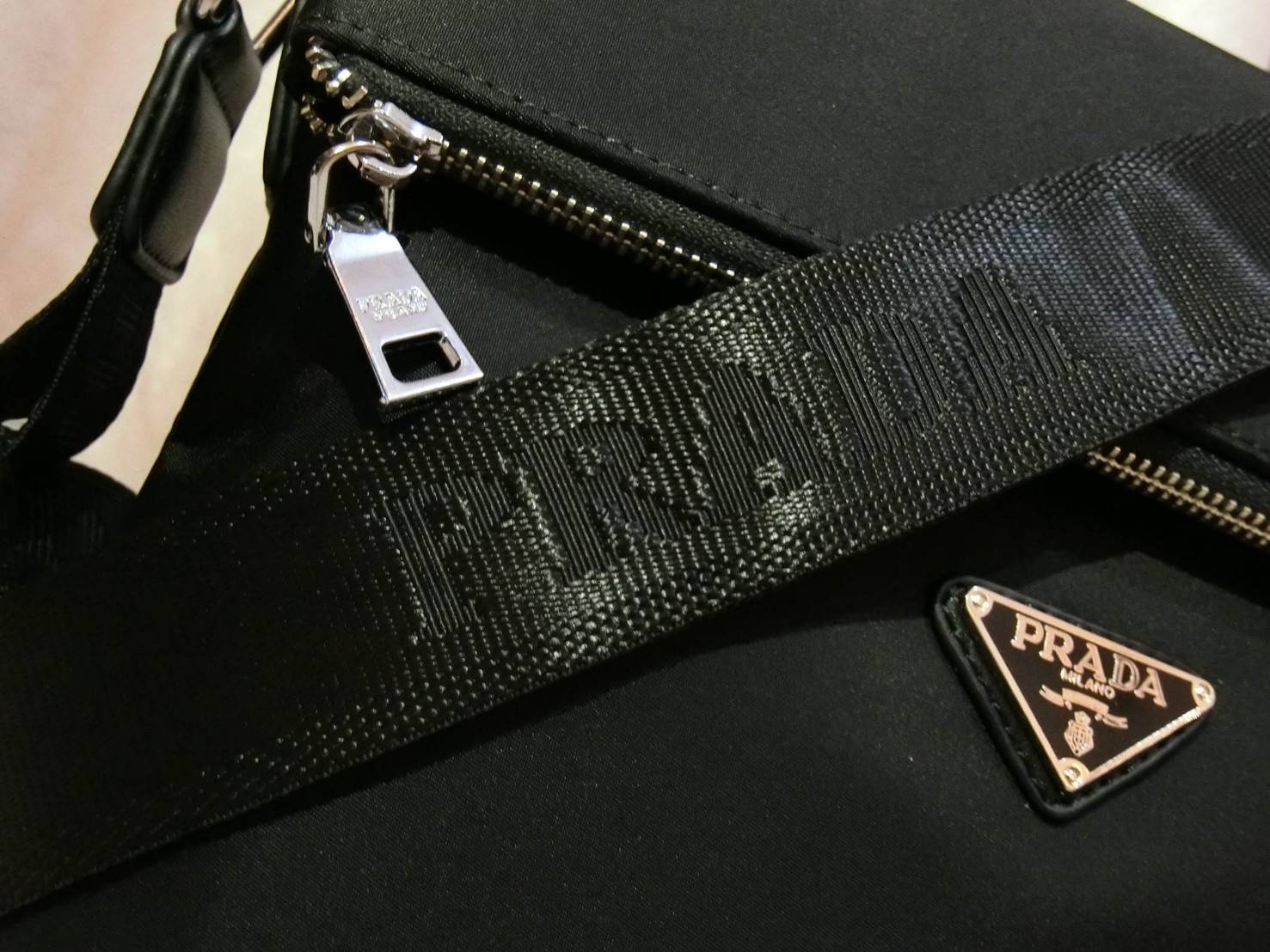 Prada messenger bag Limited edition กระเป๋าอเนกประสงค์ วัสดุ Nylon ขนาดกำลังดี ตัวกระเป๋าน้ำหนักเบา ด้านหน้ามีช่องซิป เป็นฝากระเป๋า เปิด/ปิดด้วยแม่เหล็กดูด ด้านในโล่งกว้าง ใส่ iPad มีช่องซิป 1 ช่อง และช่องใส่ของจุกจิก ด้านหลัง มีช่องซิปอีก1ช่อง อะไหล่สีเง