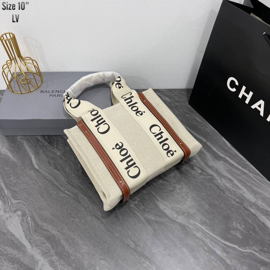 CHLOE Woody tote bag [mini size] 10" กระเป๋าทรงโท้ท จุของได้เยอะมาก แบรนด์ดังจากสัญชาติฝรั่งเศส เป็นที่ชื่นชอบของเซเลบริตี โคลเอ้รุ่นนี้เป็นสไตล์วินเทจ เรียบหรูและดูดี ออกแบบมาเพื่อการใช้งานที่ง่ายแสนง่าย