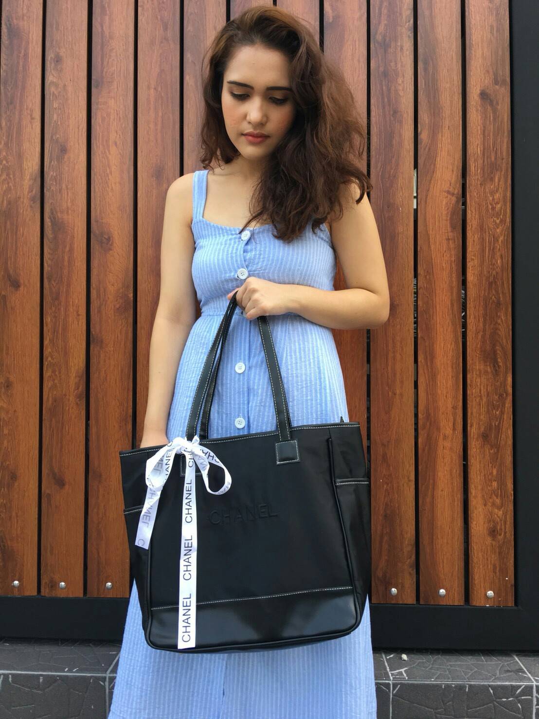 NEW! Chanel Shopping Bag with Ribbin พรีเมี่ยมกิ้ฟของแท้จาก Chanel Cosmetic Counter วัสดุ Polyester & Nylon เนื้อหนาตัดหนังเรียบสีดำเพิ่มความแข็งแรงอยู่ทรง เปิดปิดด้วยซิปสะดวกใช้ น้ำหนักเบา จุสุดๆค่ะ ภายในมีช่องซิปและช่องใส่ของหลายช่อง ใส่เอกสาร A4 หนังสื