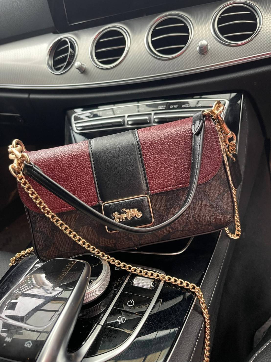 Coach grace series carriage logo handbag slingbag shoulderbag F2232 กระเป๋ามาพร้อมดีไซน์ที่ดูหรูหรา มีเอกลักษณ์เป็นที่จดจำได้ง่าย รวมถึงมีสีสันให้เลือกหลากหลายจึงครองใจสาว ๆ ได้ไม่ยาก โดยกระเป๋าออกแบบให้มีลักษณะเป็นกระเป๋าสะพายไหล่ทรงเหลี่ยมสุดคลาสสิก ที่