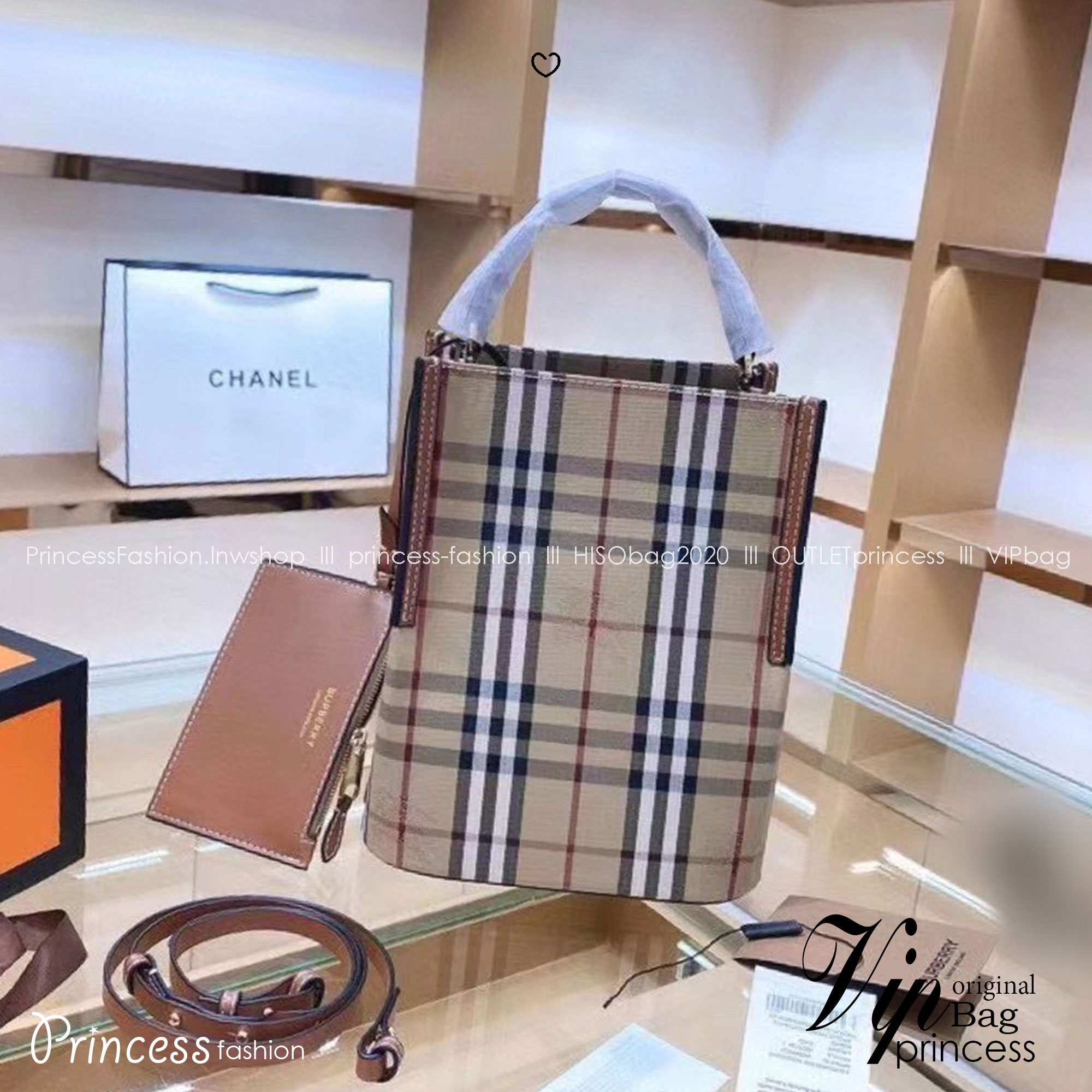 BURBERRY FRAGRANCES CROSSBODY BUCKET BAG กระเป๋าทรงบัคเก็ต รุ่นวินเทจสวยหรูอยู่ทรง มาพร้อมกระเป๋าคลัชใบเล็กสีน้ำตาลเข้าชุด จุของได้เยอะ งานจริงสวยน่าใช้มากๆ