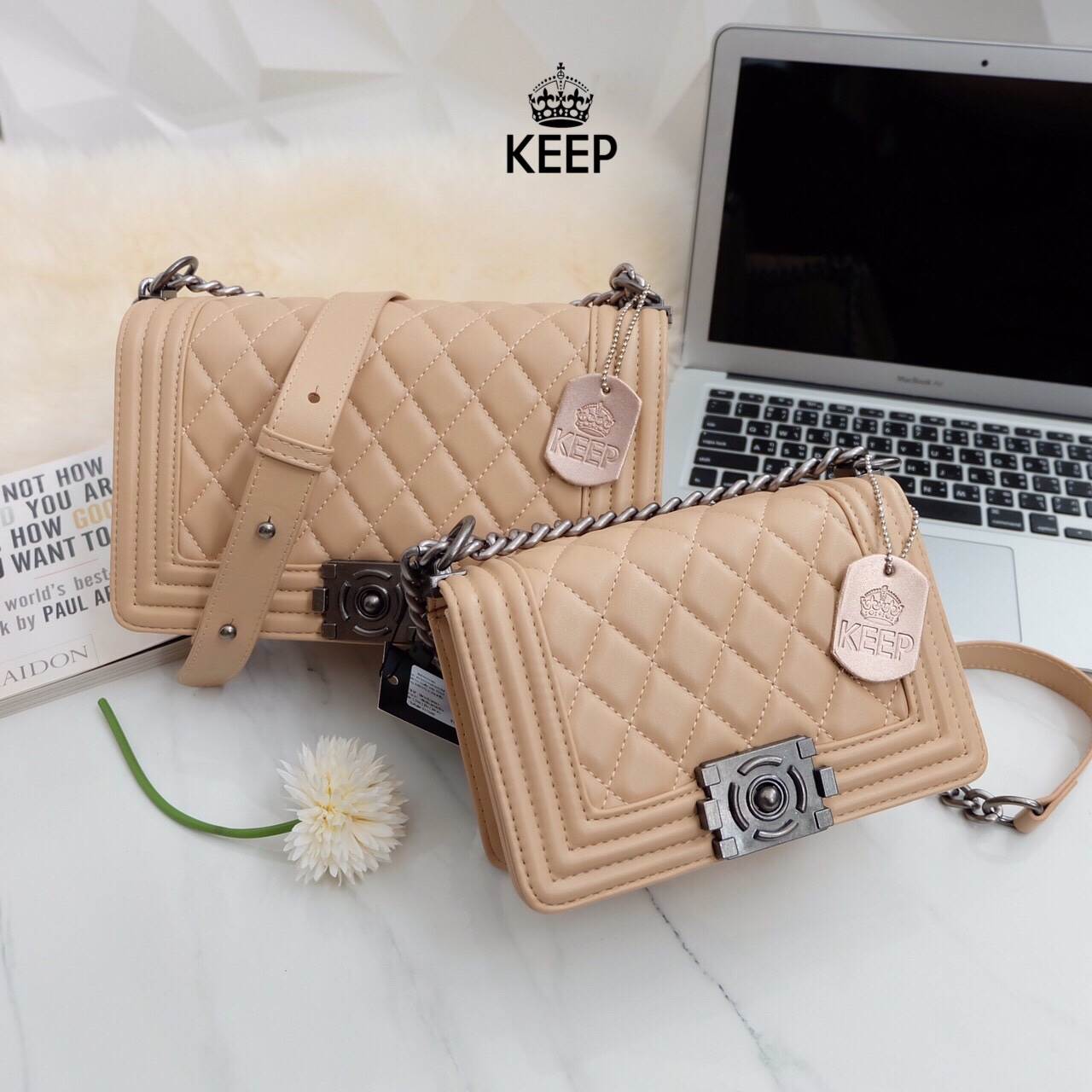 สีใหม่ รุ่นขายดี ' Cozy Beige ' !!!! KEEP Quited Boy Bag กระเป๋า ทรง boy style KEEP LOOK Cool มากๆ เลยน๊าใบนี้ ไม่มีถือว่า Out มากๆ 💘ตัวกระเป๋าอยู่ทรง ทำจากหนังแกะสังเคราะห์นิ่ม-ตึงสวย สายโซ่ มีที่รองไหล่ สะพายสบายคะ สายปรับ สั้น ยาวได้ค