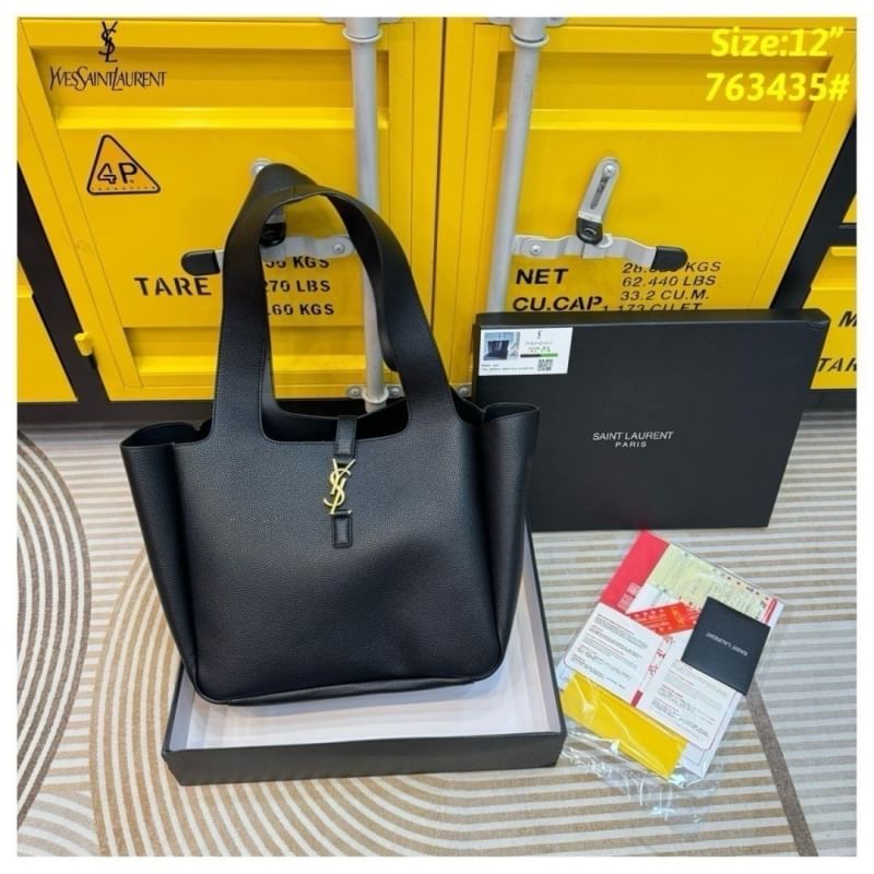 YSL Le 5 À 7 Bea Leather Tote Bag กระเป๋าทรงโท้ทงานหนังเต็มใบ สวยเด่นเป็นเอกลักษณ์มาก ดีไซน์เรียบแต่มากมีอยู่จริง สวยดูแพง ที่ไม่มีตอนนี้คือพลาด