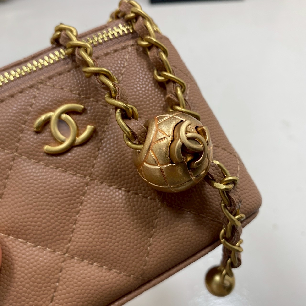 ORI หนังแท้ | Chanel Small Vanity with Chain กระเป๋าสะพายทรงวานิตี้ใบเล็กน่ารัก ดีไซน์เรียบหรู ใส่เครื่องสำอางค์หรือของใช้จุกจิกได้ น่ารักน่าใช้ สวยหรูดูแพง ลุคคุณหนูสายคิ้วควรมีค่า