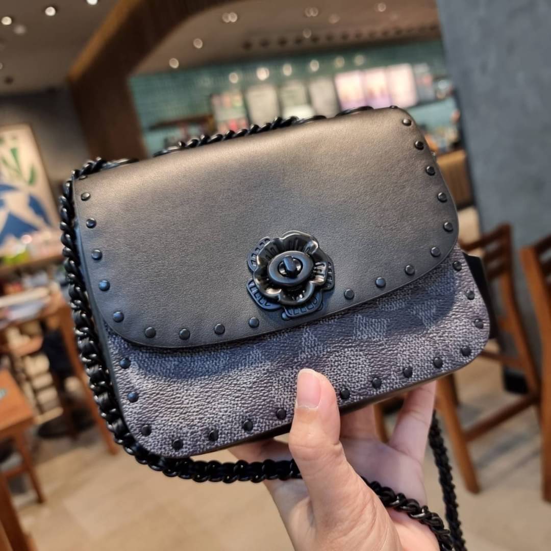 COACH C2462 MADISON SHOULDER BAG 16 IN SIGNATURE CANVAS WITH RIVETS กระเป๋าสะพายข้าง ไซส์กะทัดรัด พกพาง่าย น้ำหนักเบา ดีไซน์สวย โดดเด่นด้วยตัวล็อครูปดอกไม้ สีสันตกแต่งตัดกันกับลายซีอย่างลงตัว วัสดุหนังแคนวาสเคลือบลาย ภายในแบ่งสัดส่วนให้อย่างดี มาพร้อมสายส