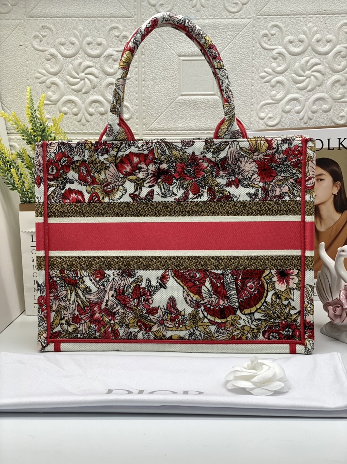 CHRISTIAN MEDIUM DIOR BOOK TOTE เอกลักษณ์ของความหรู เป็นทางช็อปปิ้งBag ที่ต้องมี ภายในโล่งกว้างมาก ใส่ของแบบแน่นๆ จุๆไปได้เลย น้ำหนักเบาสบาย งานออริปักขึ้นรูปสวยมาก มี code stamp พร้อมส่งที่ไทย ภาพสินค้าถ่ายจากงานขายจริง ใช้งานต่างประเทศได้ค่ะ