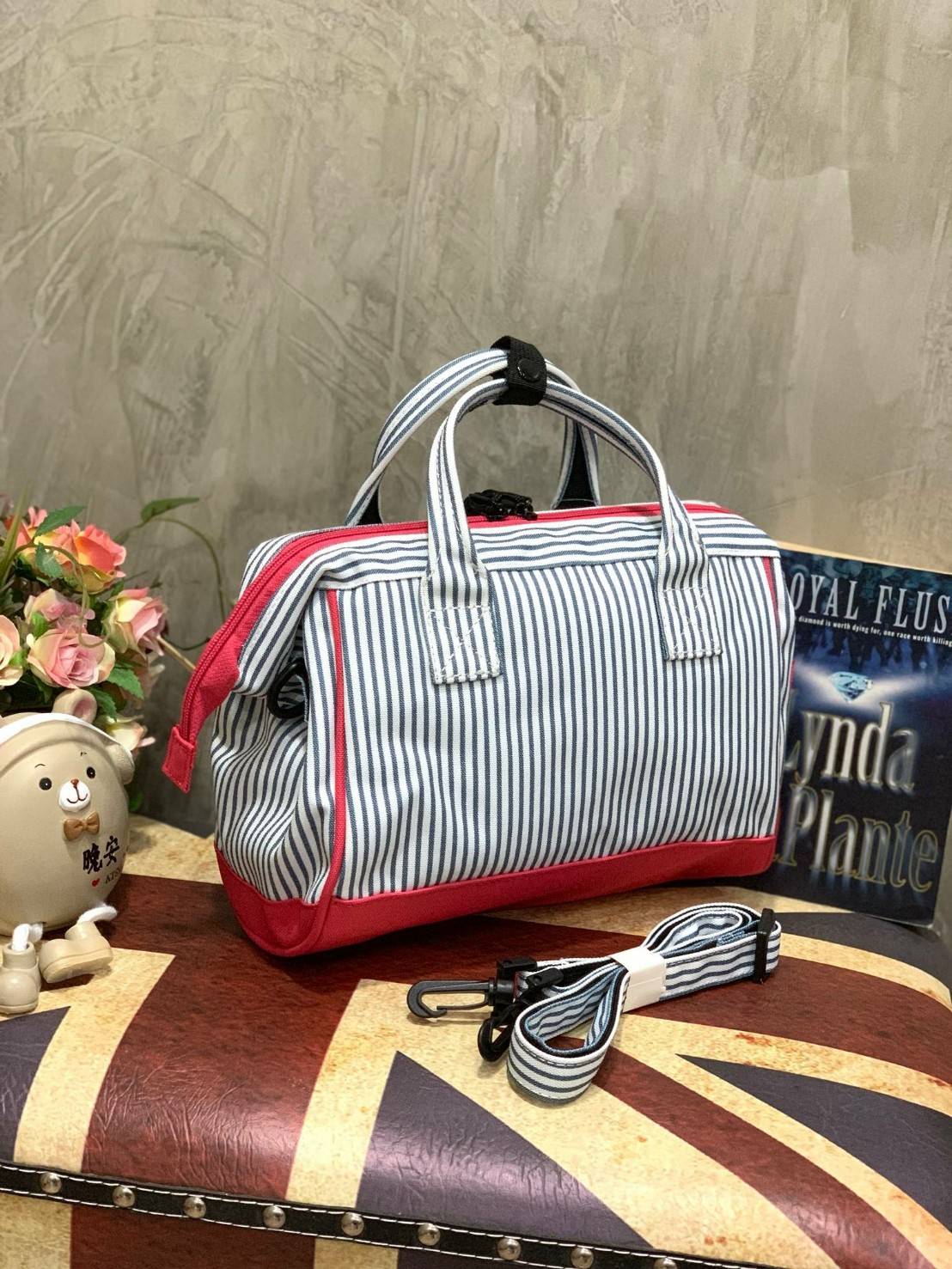 ANELLO MINI SHOULDER BAG MULTI COLOR OS-N047 รุ่นใหม่ชนช้อป!! กระเป๋าสะพายข้าง Multi Colors Collection สีสันสดใสสะดุดตา มี Logo เป็นยางนูนสีดำตัดกับสีกระเป๋า ทำให้ดูน่าใช้มากยิ่งขึ้น (Lining anello) วัสดุpolyester มีลักษณะเฉพาะตัวด้วยสี Two Tone ทั้งตัวกร