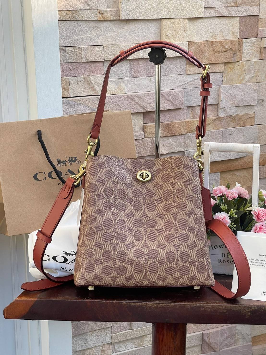 Coach Willow Bucket Bag In Colorblock รุ่นใหม่สุดปัง เป็นกระเป๋าสไตล์ใช้ได้ทุกวัน จุของได้เยอะและน้ำหนักเบา ไซส์กลางใช้หนังลายกรวด มีช่องใส่ของ 2 ช่องและมี 1 ช่องซิปตรงกลางไว้สำหรับใส่ของสำคัญ เปิดปิดแบบ turnlock ถือคล้องแขนหรือสะพายไหล่หรือสะพายข