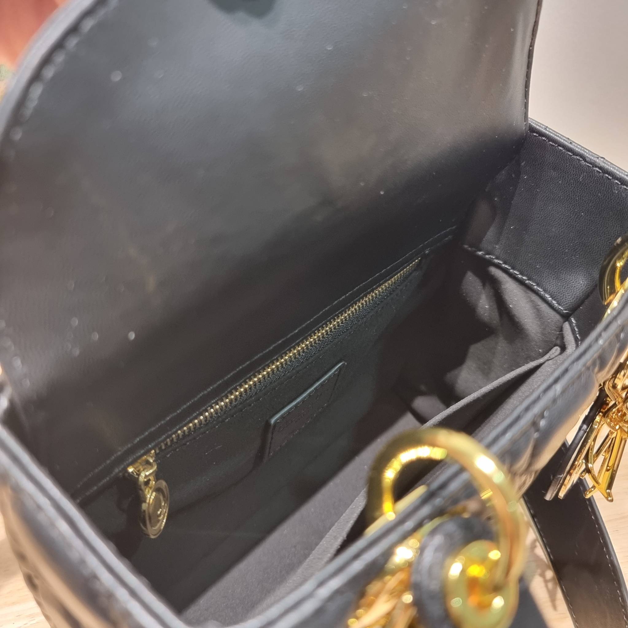 SMALL LADY DIOR MY ABCDIOR BAG Black Cannage / CD LADY BAG พร้อมส่ง กระเป๋าสะพายข้างสุดฮอต ดีไซน์เรียบง่าย แต่แฝงไปด้วยความหรูหรา ทรงกล่องคลาสสิค โดดเด่นด้วยพวงกุญแจอะไหล่สีทอง