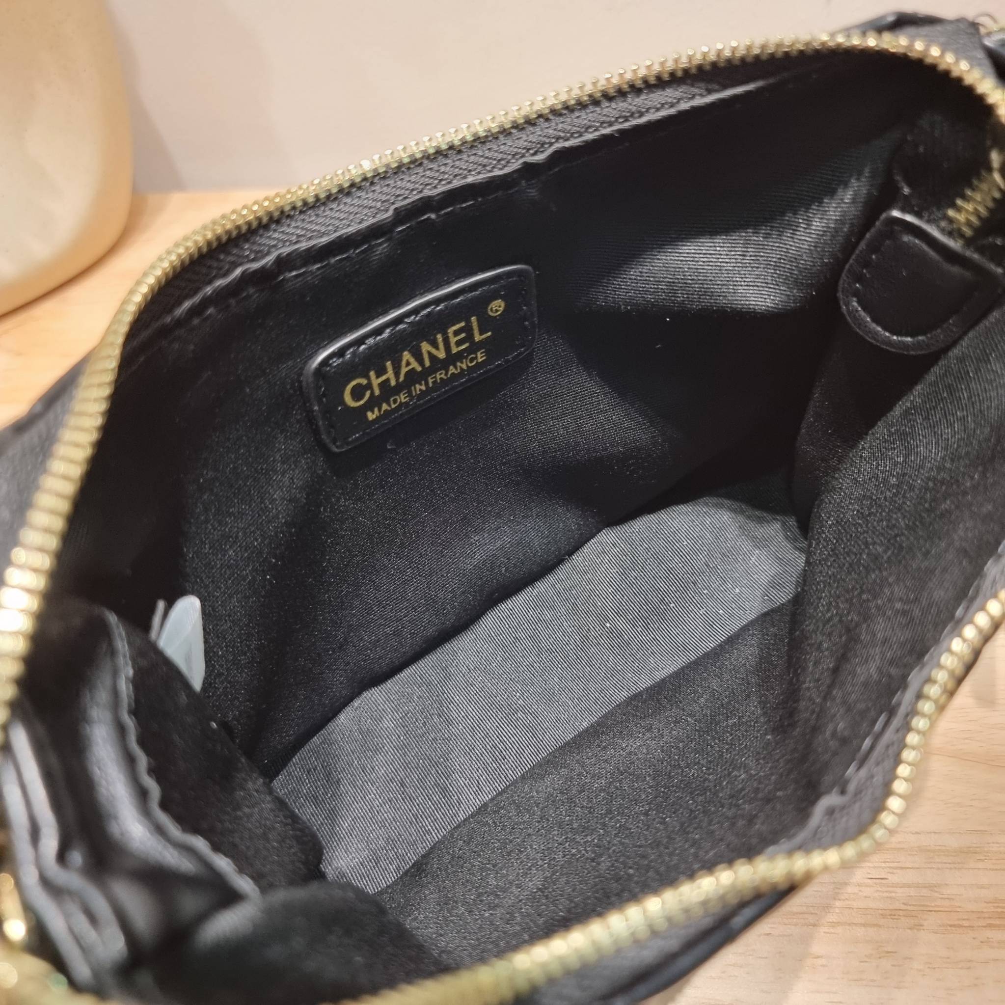 Chanel small hobo bag ใหม่ล่าสุดคอล 2023 กับกระเป๋าสะพายทรงโฮโบ ที่มีลูกเล่นให้สาวๆได้ใช้ไม่มีเบื่อ มีอะไหล่เกี่ยวปรับทรงได้ ดีไซน์โซ่ตกแต่งรอบตัว