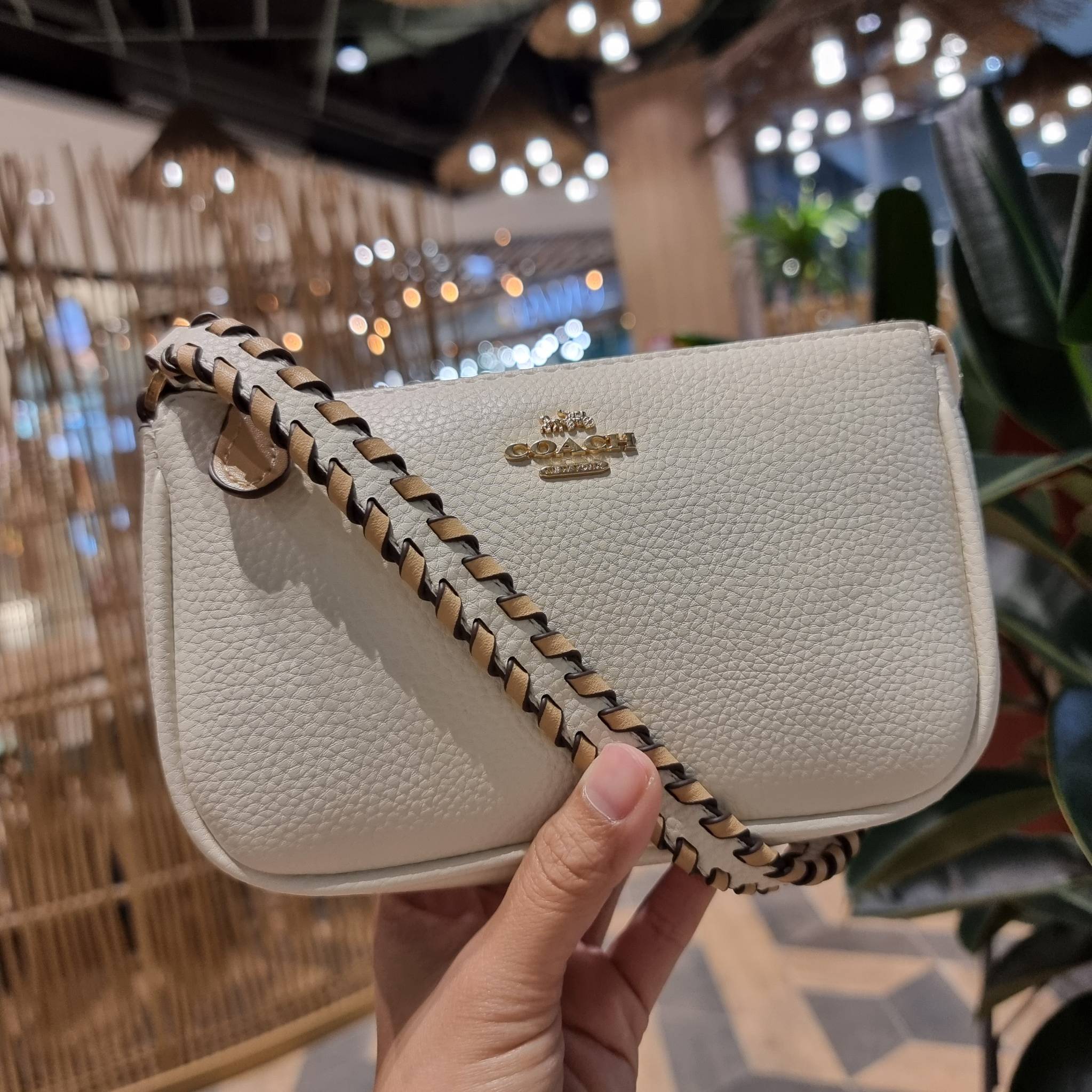 COACH C4233 NOLITA 19 WITH WHIPSTITCH คอลเลคชั่น rare item น่ารักน่าใช้ ในสไตล์คลาสสิค กระเป๋าทรงพอชขนาดมินิ ที่สามารถสะพายไหล่ และกึ่งคล้องมือใช้ได้ 2 สไตล์ ปรับสายให้มาเกี่ยวฝั่งเดียวเพื่อใช้เป็นคล้องมือ หรือปรับเกี่ยวอีกฝั่งใช้คล้องแขน คล้องไหล่ก็เก๋มา