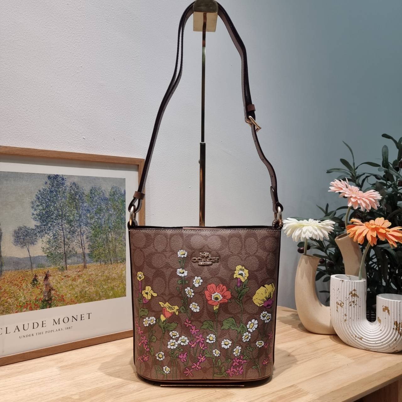 COACH CR155 SOPHIE BUCKET BAG IN SIGNATURE CANVAS WITH FLORAL PRINT กระเป๋าทรงบัคเก็ต ที่มีดีไซน์ลวดลายดอกไม้น่ารักน่าใช้ เกรดท็อปออริ 1:1 สลับแท้