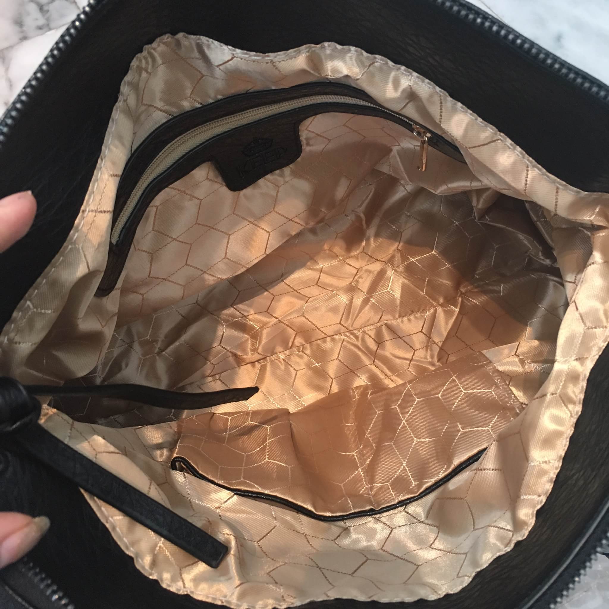 กระเป๋าแฟชั่น KEEP รุ่น Parish hand bag with bear KEEP รุ่น Parish hand bag with bear หนังเนื้อดี นิ่มมาก ลายหนังสวย เนื้อmatte ขนาดกระเป๋ากำลังดี มีช่องย่อยแบ่งเก็บของด้านในเป็นสัดส่วน มีสายยาวสะพายปรับได้ free size มาพร้อมพวงกุญแจน้องหมี