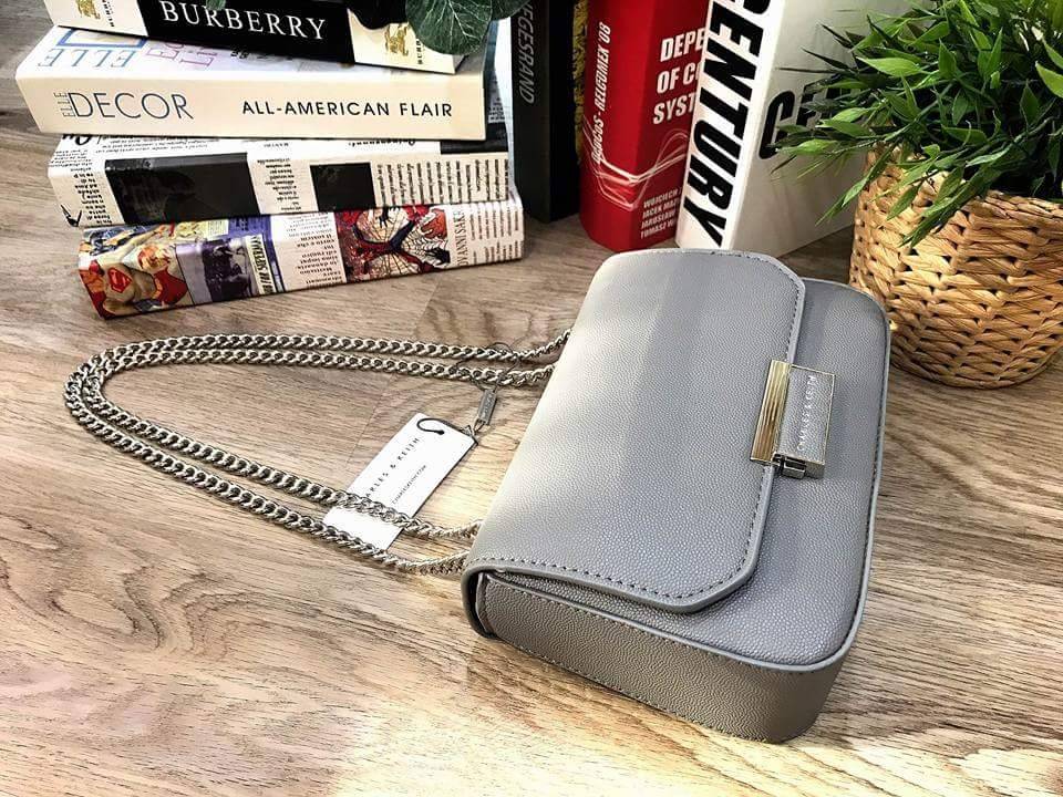 CHARLES & KEITH PUSH-LOCK CHAIN SLING BAG 2018 กระเป๋าสะพายวัสดุหนังคาเวียร์สวยอยู่ทรง ขนาดมินิกำลังดี น้ำหนักเบา เปิดปิดด้วยฝาปิดตัวล็อคปั๊มโลโก้ด้านหน้า ภายใน มีช่องซิป และช่องใส่บัตร มาพร้อมสายสะพายโซ่ยาวสามารถซ้อนสายสั้นสะพายไหล่ หรือสายยาว Crossbody 