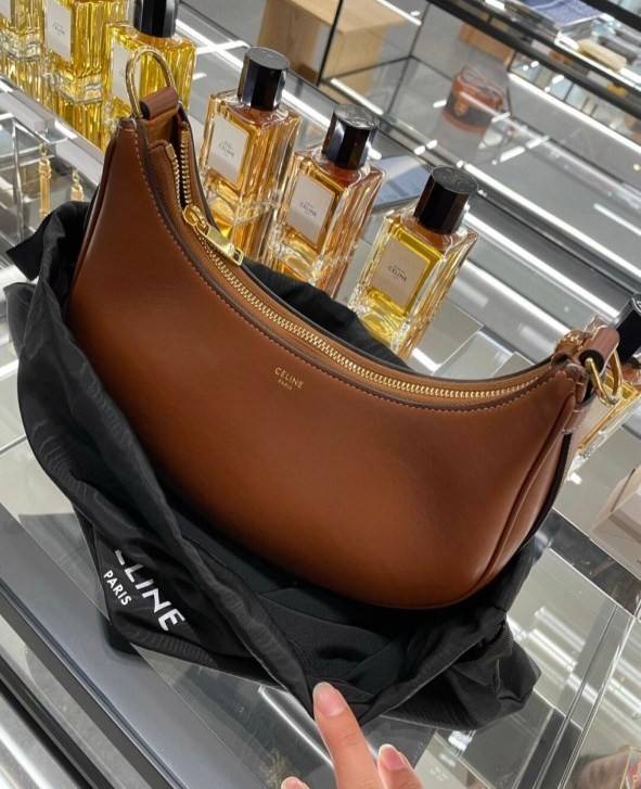 CELINE SHOULDER BAG VIP GIFT WITH PURCHASE (GWP) AVA BAG IN SMOOTH CALFSKIN พรีเมี่ยมกิ๊ฟ Limited Edition จาก CELINE HAUTE PARFUME DUTYFREE COUNTER วัสดุหนังสังเคราะห์เรียบสวย ดีไซน์สวยหรูฮิตสุดในเกาหลี! หนังสวยอยู่ทรงกันน้ำ เปิดปิดด้วยซิปแบรนด์ ภายในโล่ง