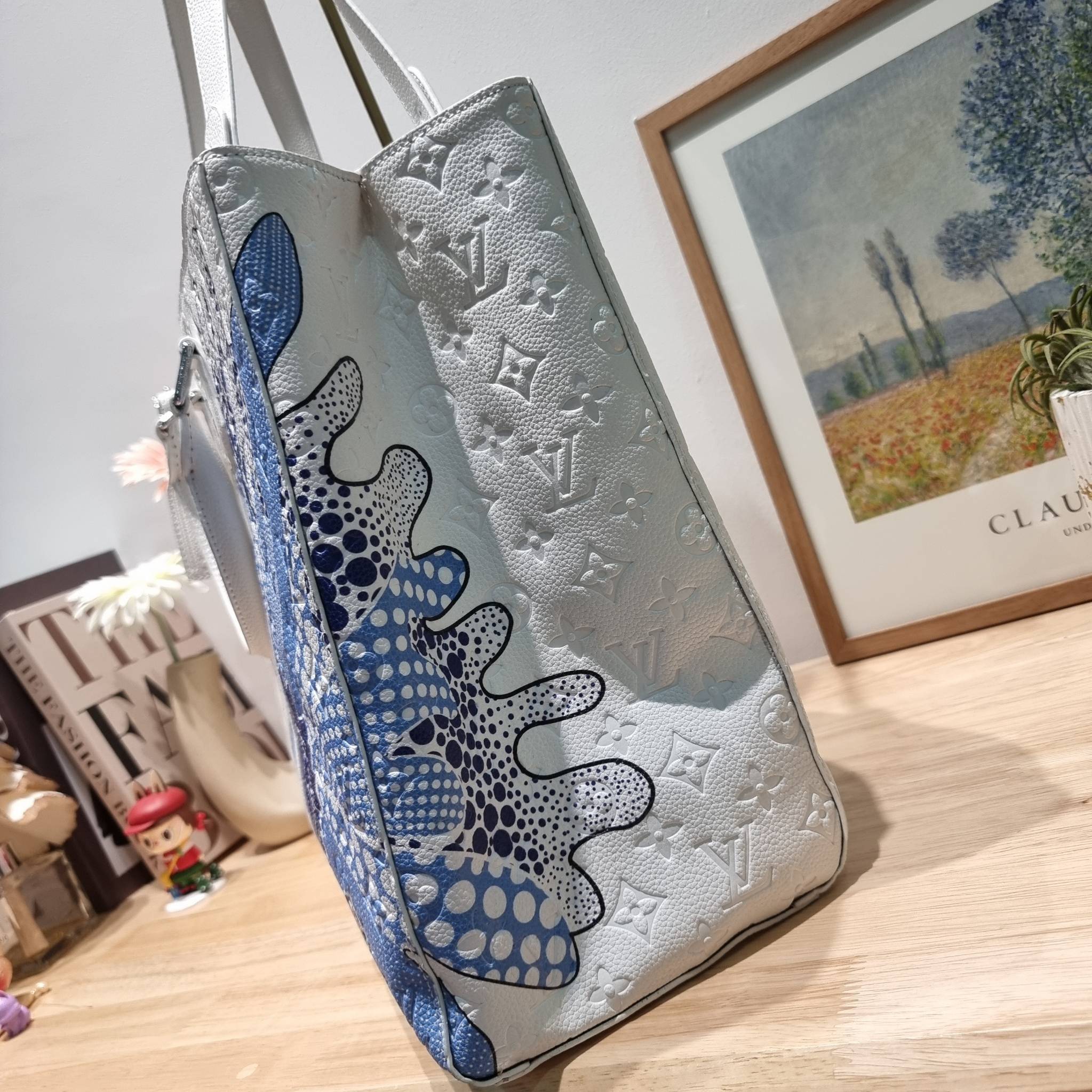 LV x YK Sac Plat 24H Bag Taurillon Monogram / LV × YK SAC CARRYALL TOTE ใหม่รับ summer สดใสฉีกทุกกฏ เพราะใช้ได้แบบยูนิเซ็กส์ กับกระเป๋าเดินทางมาในรูปแบบของทรงโท้ท ใบใหญ่ จุได้แบบจุกๆ ดีไซน์ลวดลายโดดเด่น