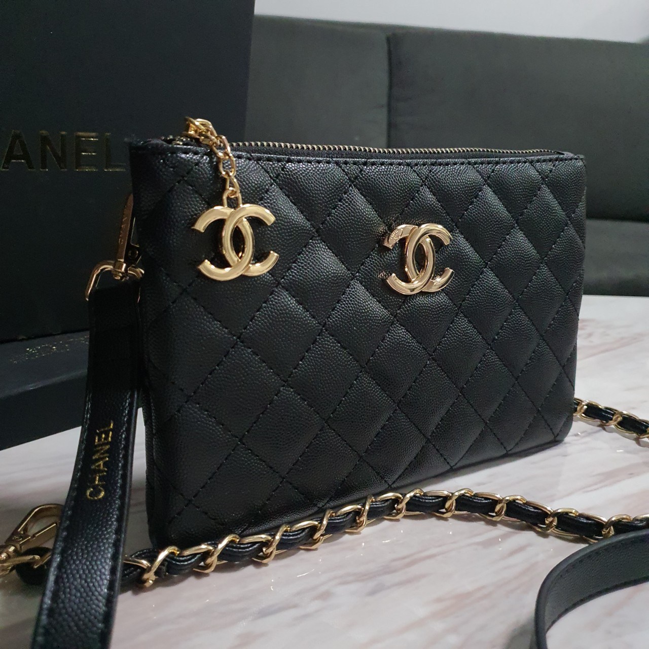 RESTOCK! รุ่นขายดีค่า กระเป๋าคลัทช์&ครอสบอดี้ ทรงหรู จากงาน CHANEL VIP GIFT(GIFT WITH PURCHASE) จากเคาเตอร์ต่างประเทศ จากแบรนด์ CHANEL ลายหนัง CAVIER ของแท้ 100% ด้านหน้าประดับโลโก้แบรนด์สีทอง เปิดปิดด้วยซิป อะไหล่ทอง ด้านในปั้ม MADE IN ITALY ด้านหนึ่งเป็