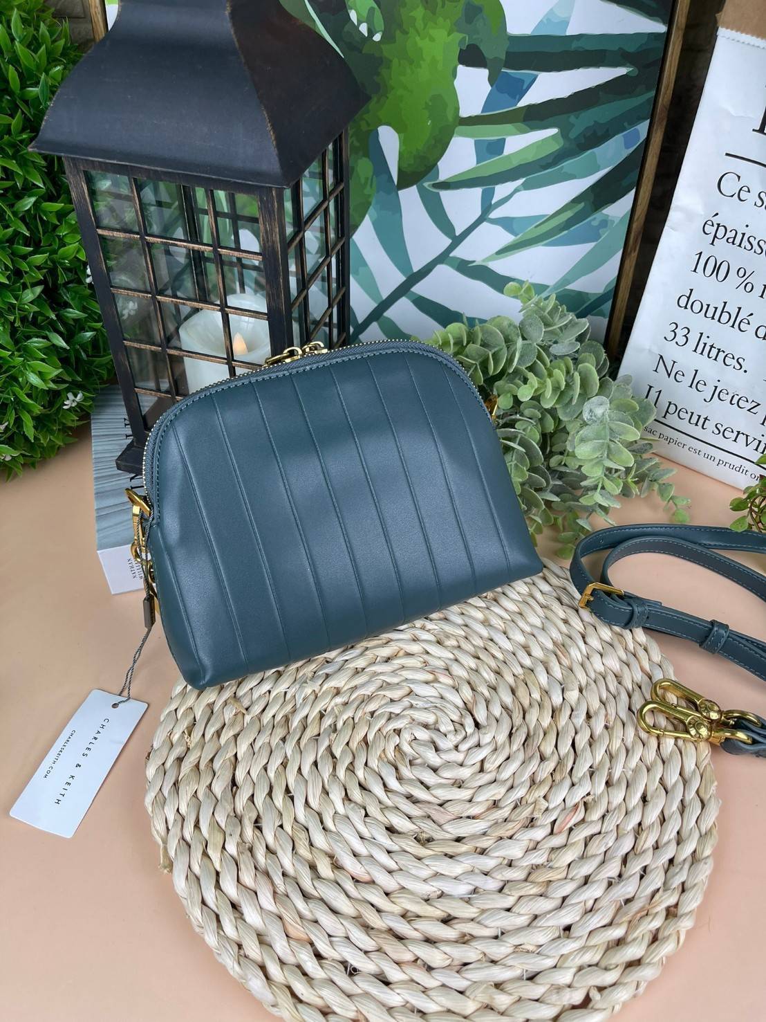 CHARLES & KEITH CHAIN HANDLE PANELLED CROSSBODY BAG กระเป๋าถือ/สะพายข้างทรงสวย วัสดุหนังเรียบแต่งดีไซน์ให้แปลกใหม่โดดเด่น โดยการปั๊มตัวกระเป๋า มีสายโซ่เพิ่มความสง่างามสามารถถือคล้องแขนหรือสะพายไหล่เก๋ๆได้ และยังมีสายสะพายยาวแบบหนังถอดและปรับสายได้อีก 1 เส